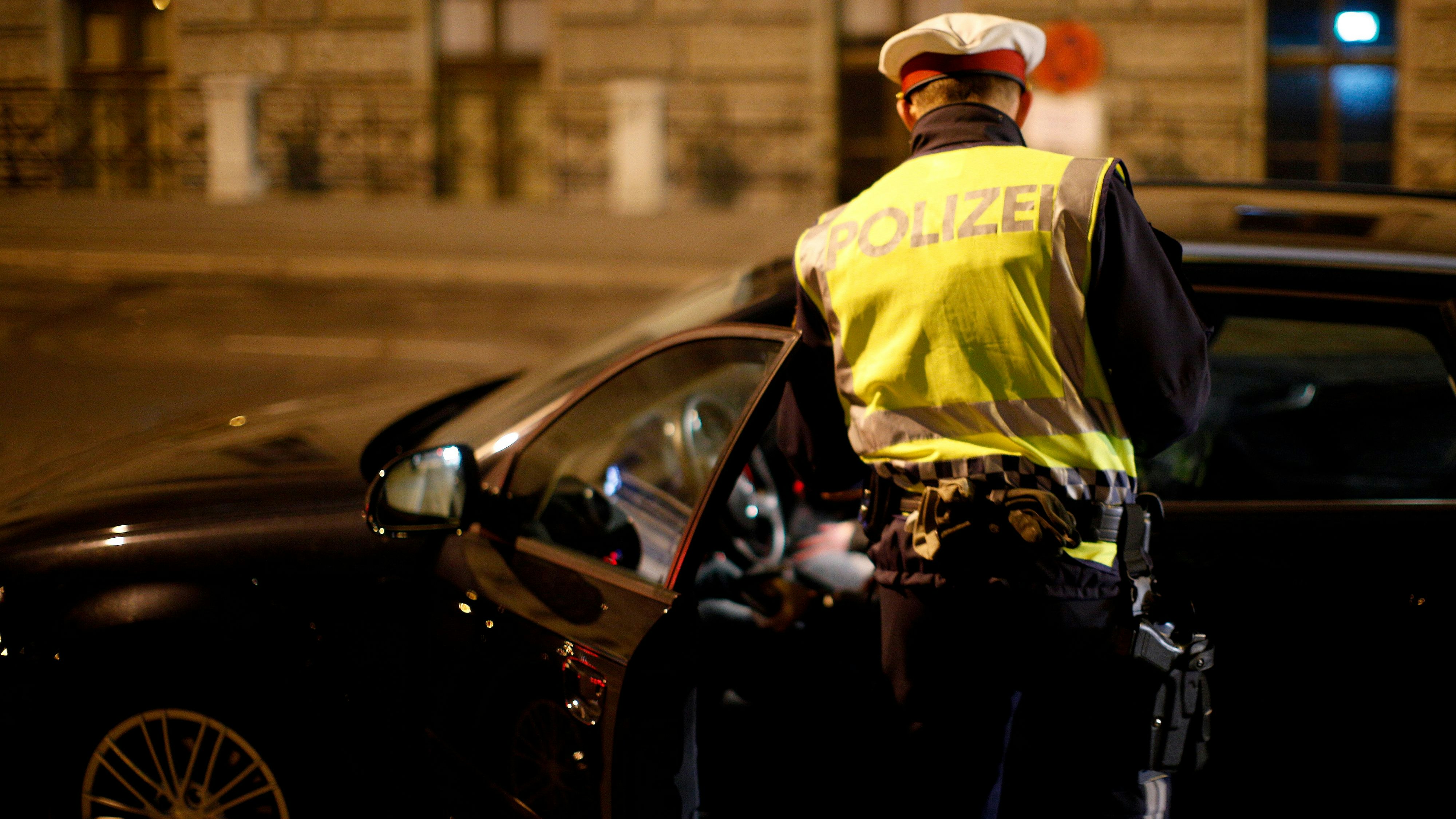 Heute.at - Drogen-Lenkerin (22) rast mit falschen Taferln über A12