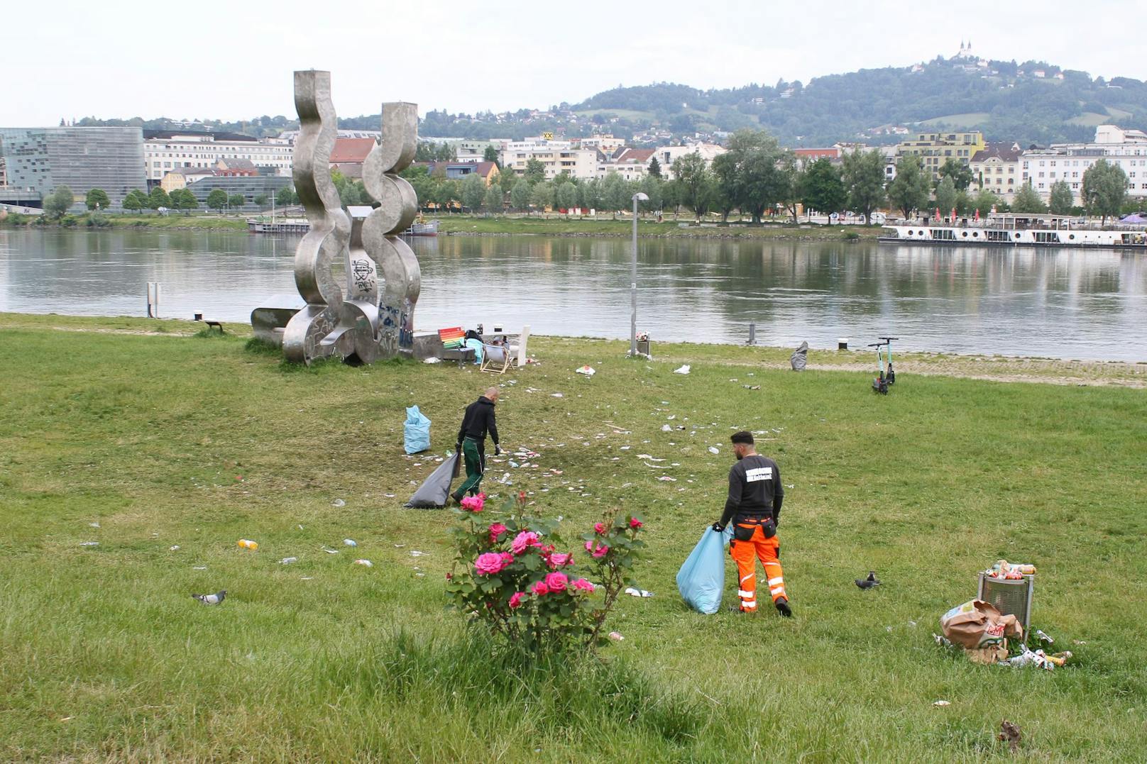 Sichtbares Zeichen der Partys auf der Donaulände, der Müll am nächsten Tag.
