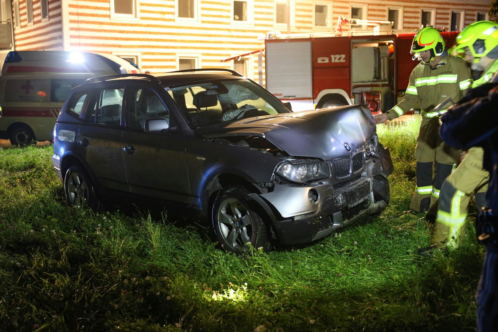 Der BMW wurde schwer beschädigt.