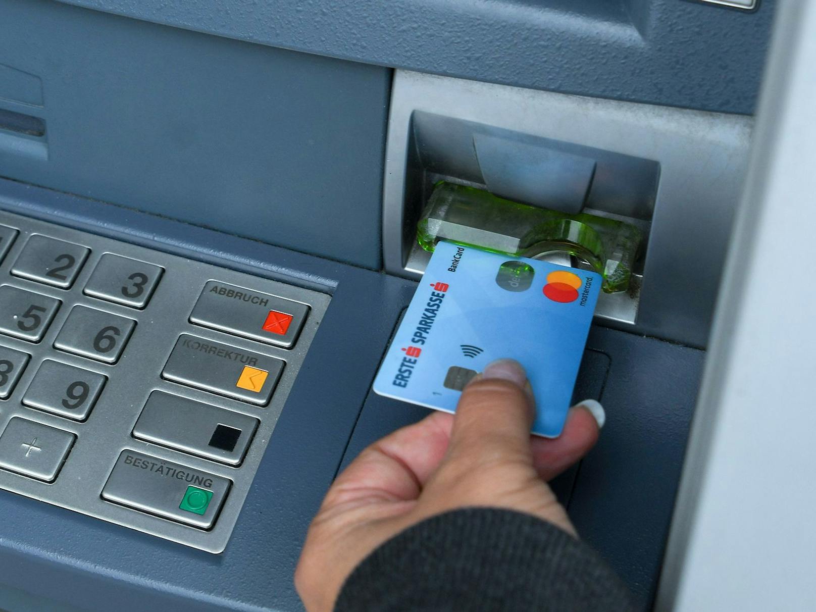 Die Bankomat-Trickbetrüger versuchen an das Geld zu kommen, während man beim Bankomat steht. Vorsicht ist geboten!