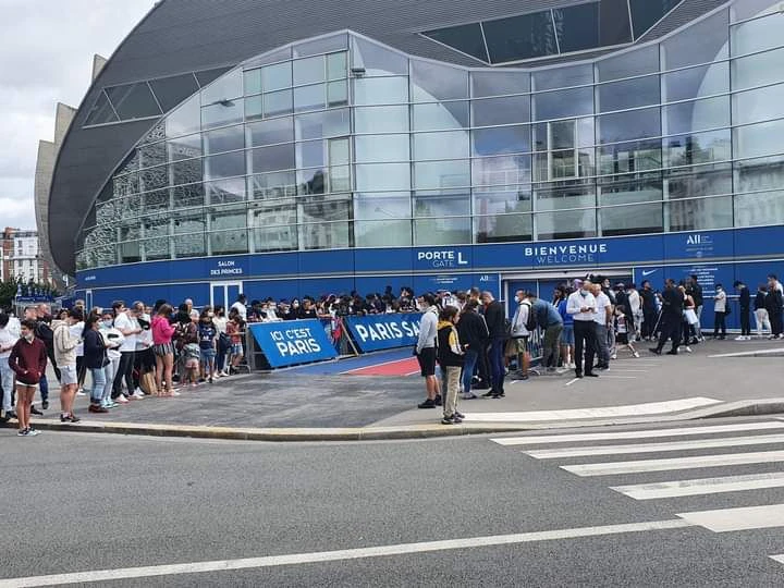 Paris-Fans warten auf die Messi-Ankunft