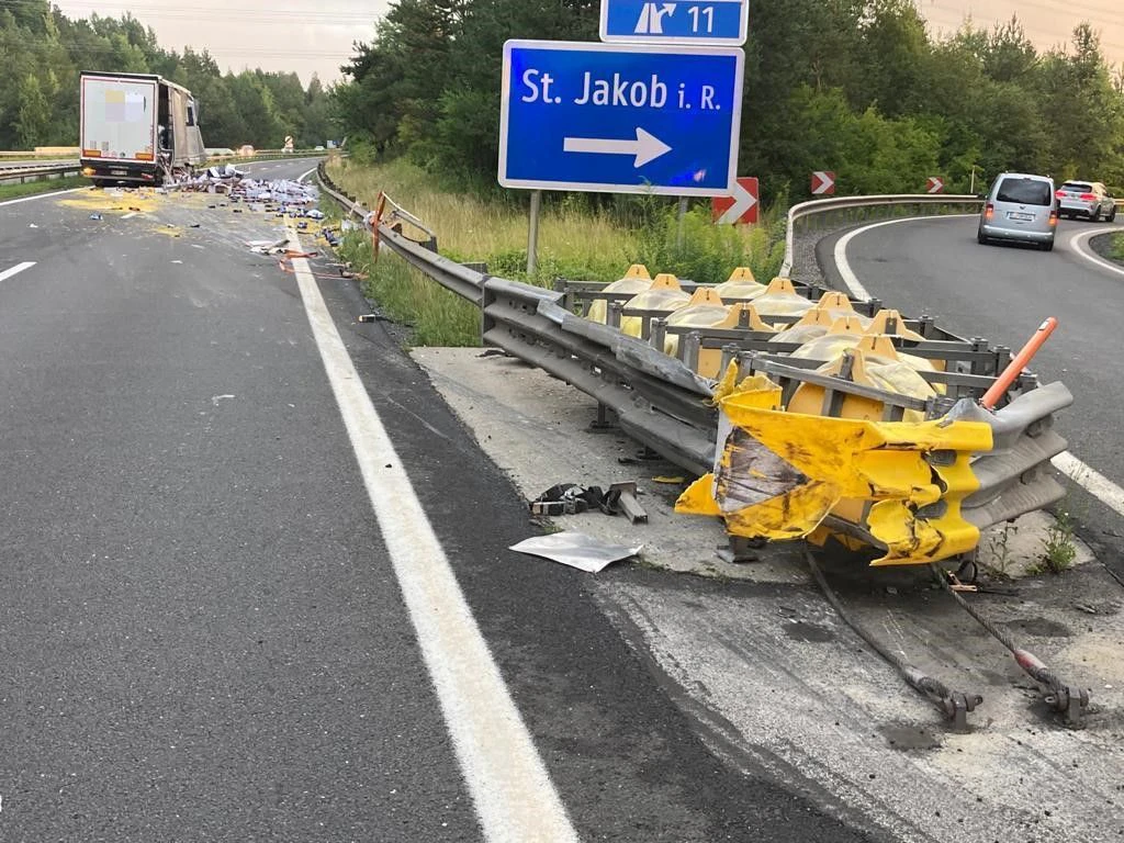 Der Lenker eines slowenischen Lkw krachte gegen eine Leitplanke.&nbsp;