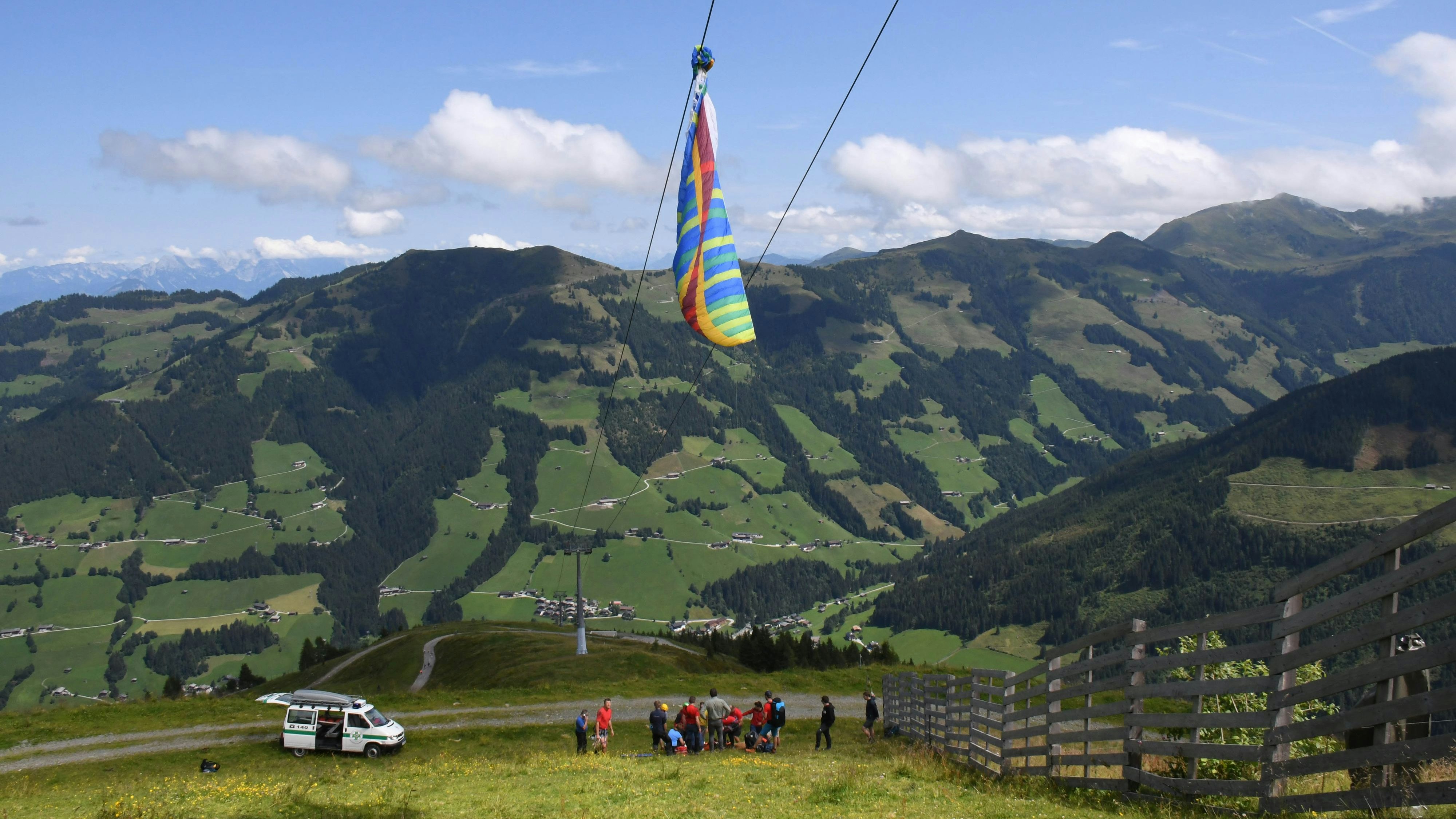 Alpbach-Paragleiter flog in Seilbahn-Tandemflieger—Bergung durch Bergrettung Alpbach-Fotocredit: ZOOM.TIROL 