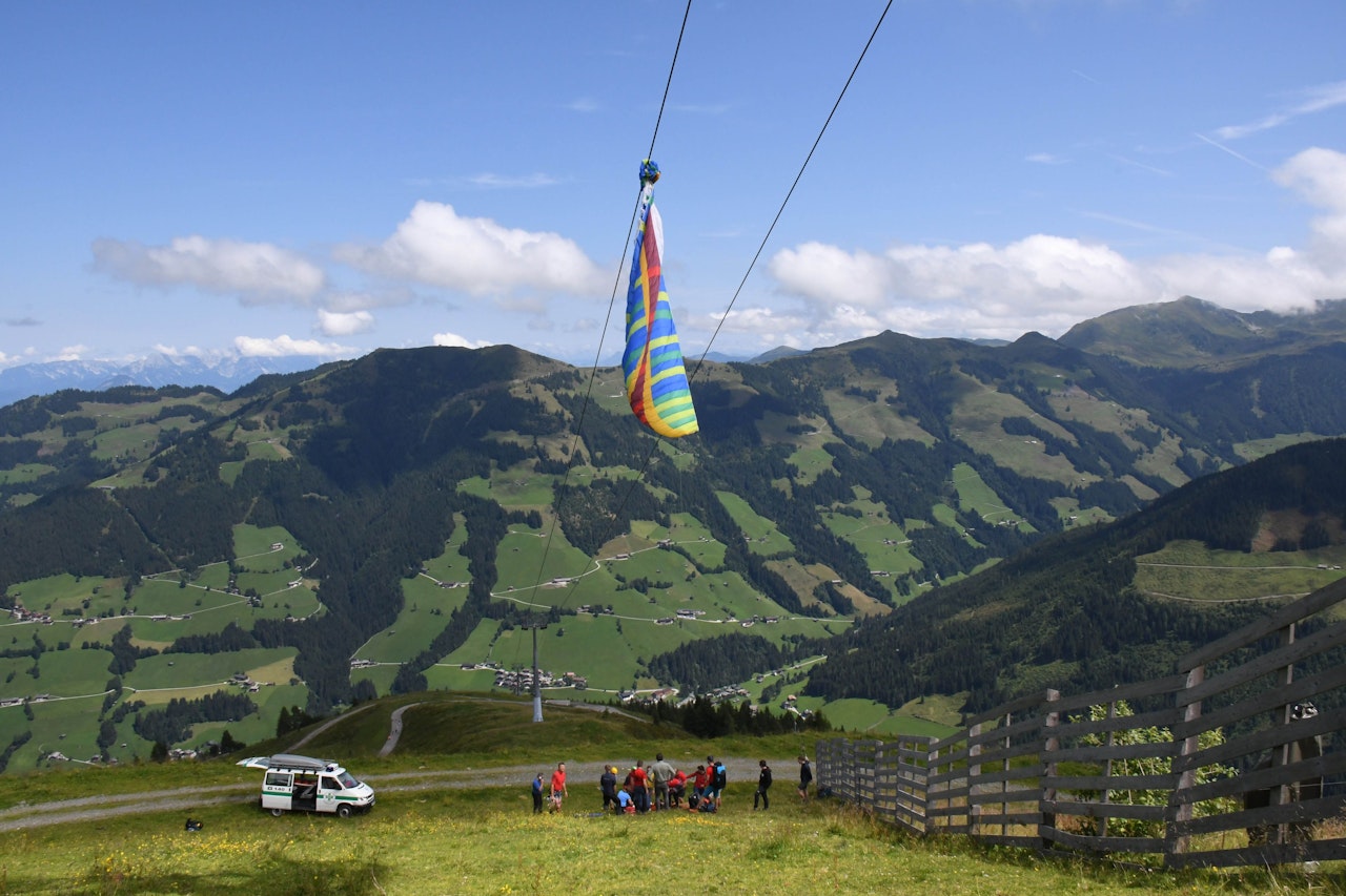 Heute.at - Tandemflieger bleibt mit 2 Personen im Liftseil hängen