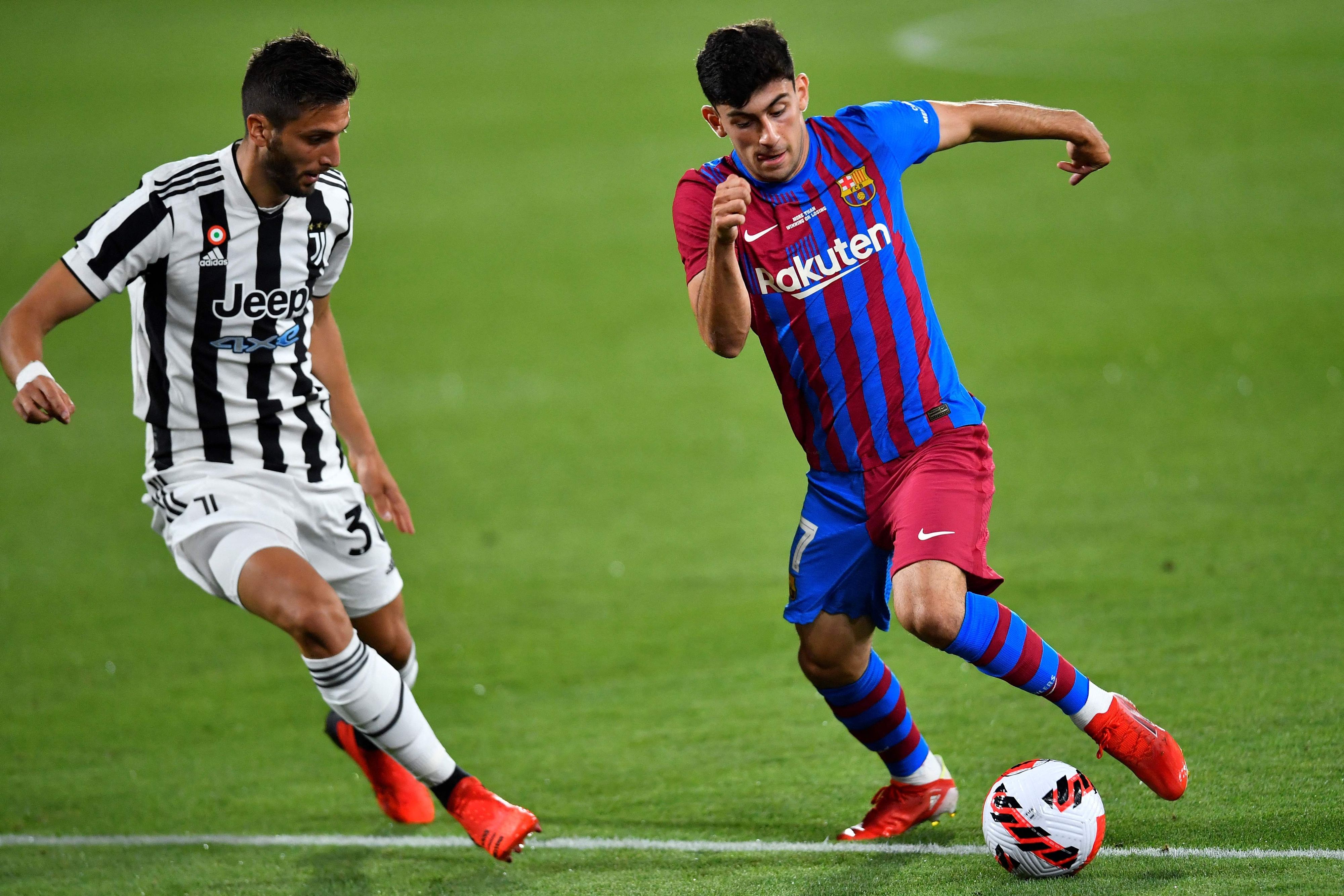 Yusuf Demir im Zweikampf mit Juve-Star Rodrigo Bentancur.