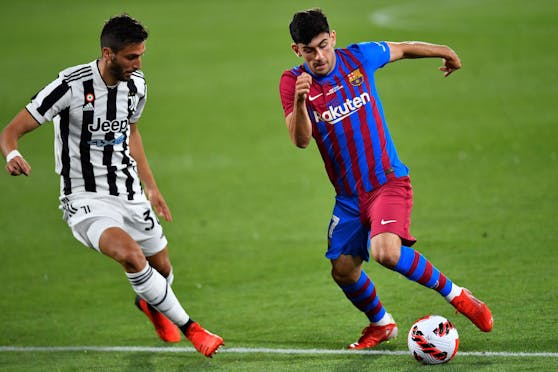 Yusuf Demir im Zweikampf mit Juve-Star Rodrigo Bentancur.