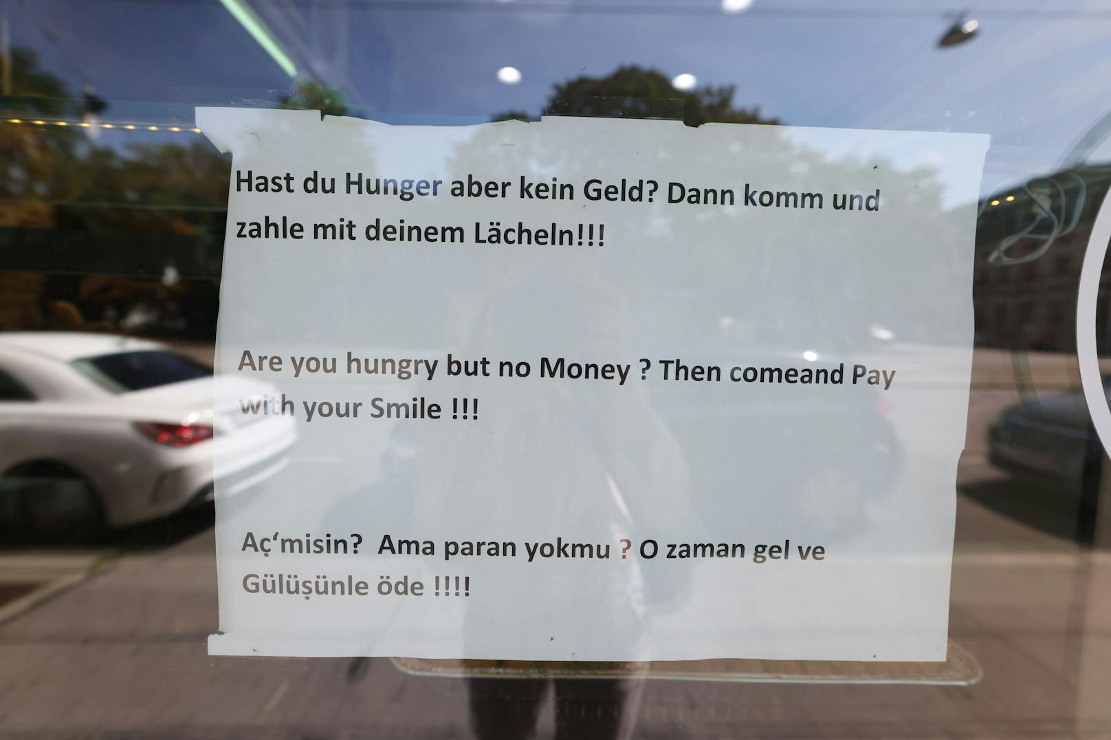 "Hast du Hunger und kein Geld? Dann komm und zahle mit deinem Lächeln!!!"