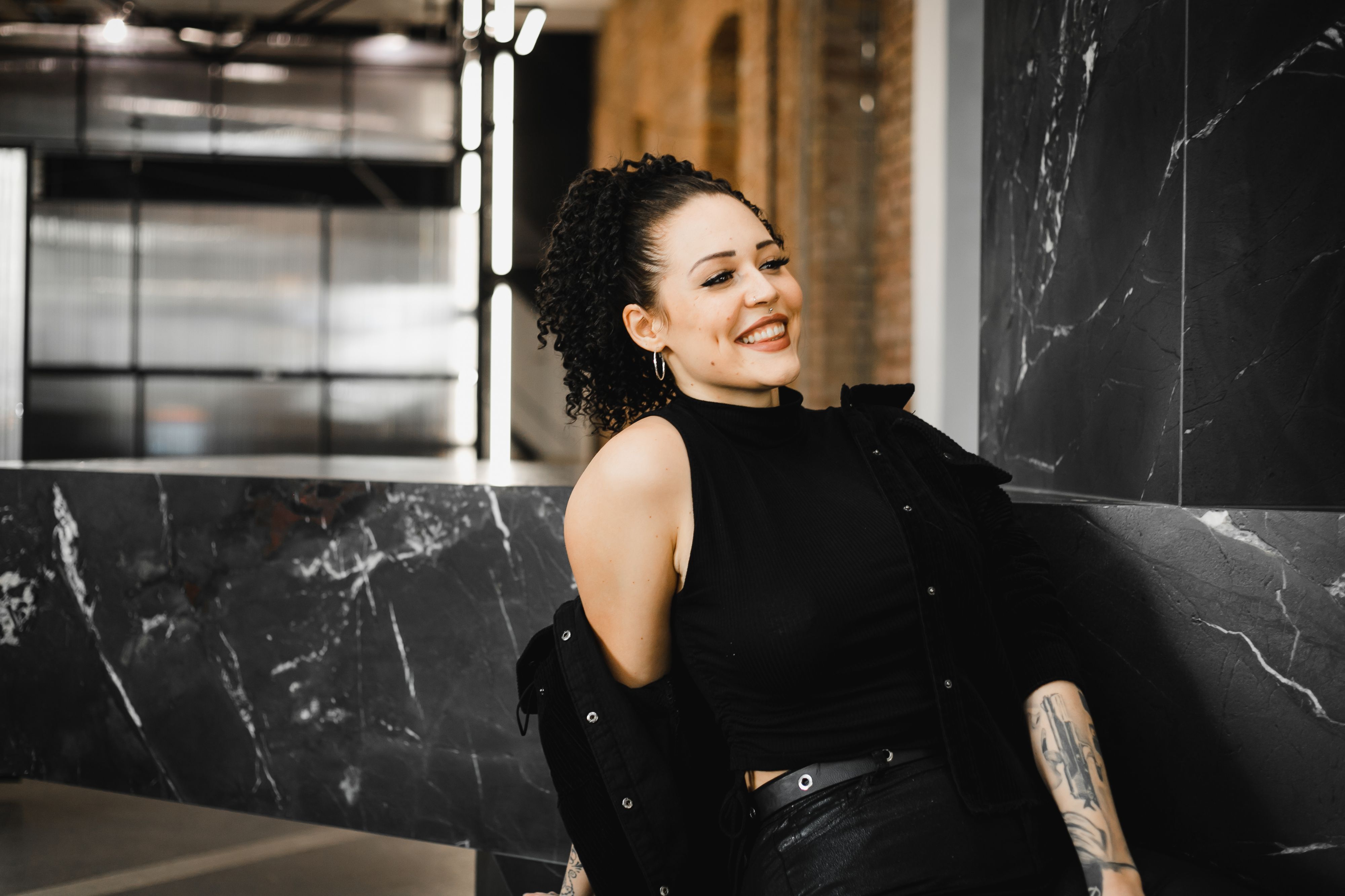 Tattoo-Künstlerin Bianca arbeitet in RAF Camoras "R. / TATTOO X BARBER"