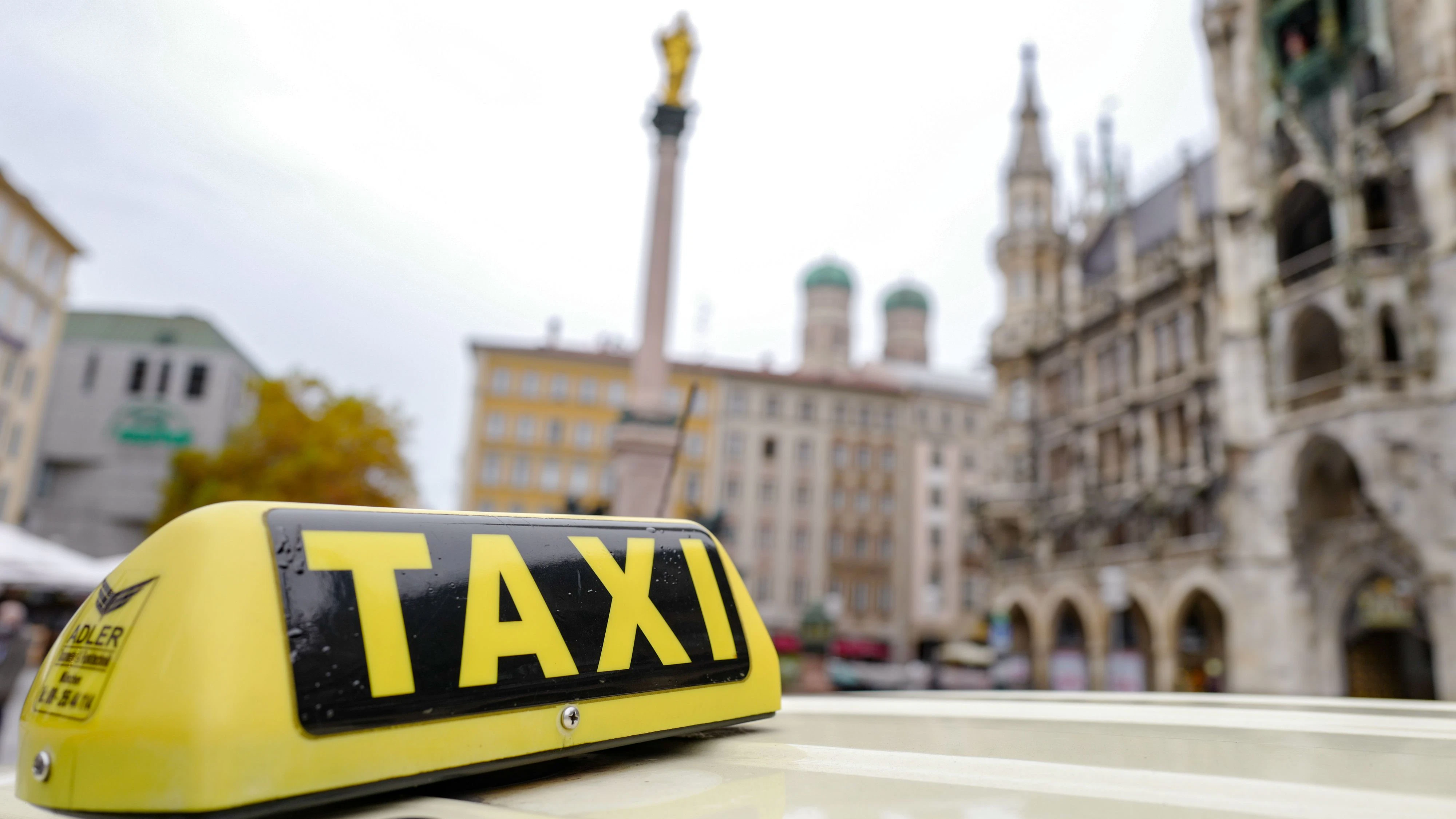 Download von www.picturedesk.com am 09.08.2021 (11:45).  Vorstellung der neuen behindertengerecht umgebauten Taxis durch den Behindertenbeauftragten der Stadt München, Oswald Utz, und Bürgermeisterin Verena Dietl auf dem Münchner Marienplatz. Im Rahmen des Förderprogramms "Rollstuhltaxis" haben erste Taxiunternehmen ihre Fahrzeuge mit einem städtischen Zuschuss rollstuhlgerecht umrüsten lassen. Damit können sich nun Rollstuhlfahrerinnen und Rollstuhlfahrer flexibel und unabhängig im Taxi befördern lassen, ohne den Rollstuhl verlassen zu müssen. - 20201030_PD13441 - Rechteinfo: Rights Managed (RM)