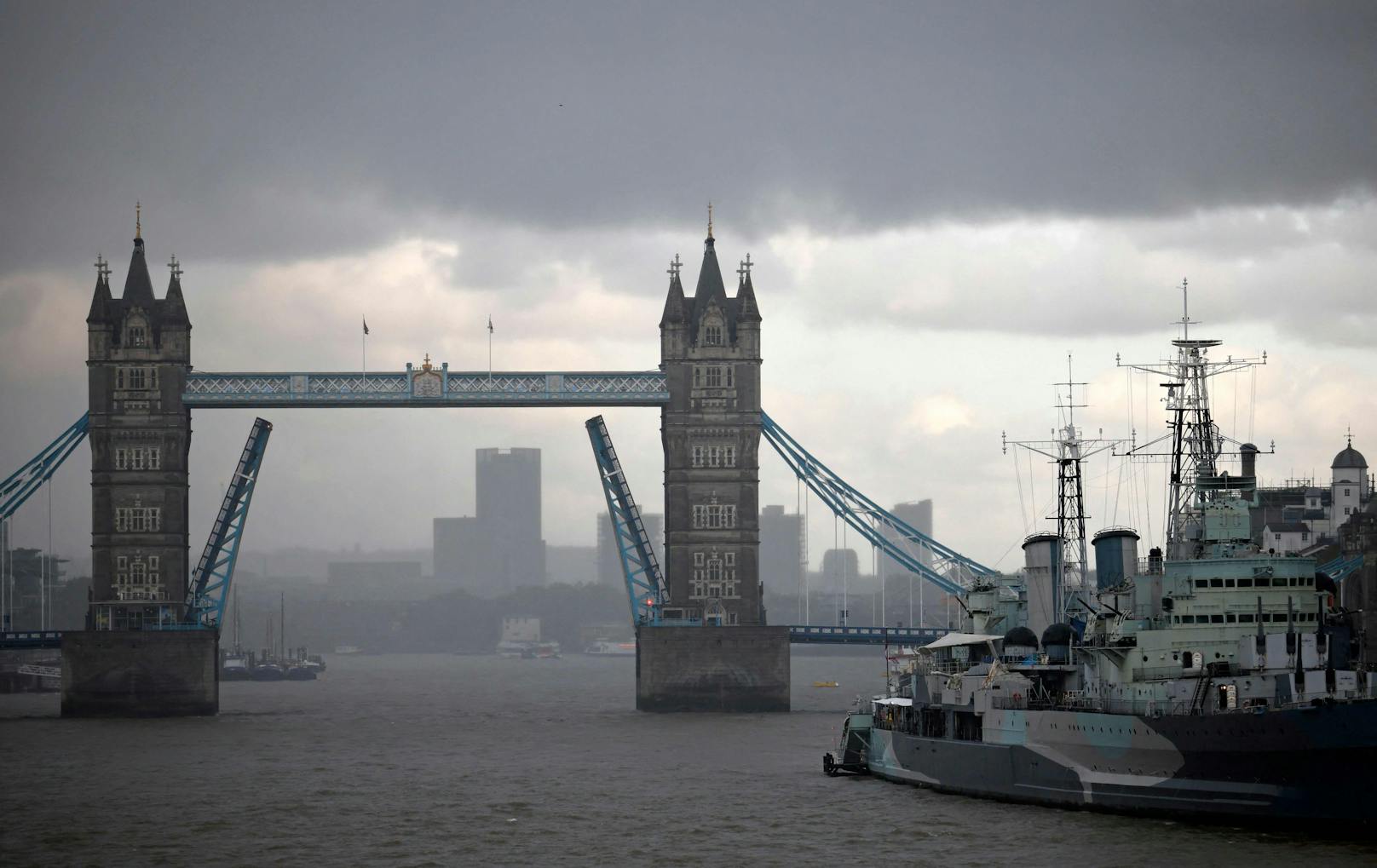 Die berühmte Tower Bridge in London lässt sich aktuell (09. August 2021) nicht mehr schließen. 