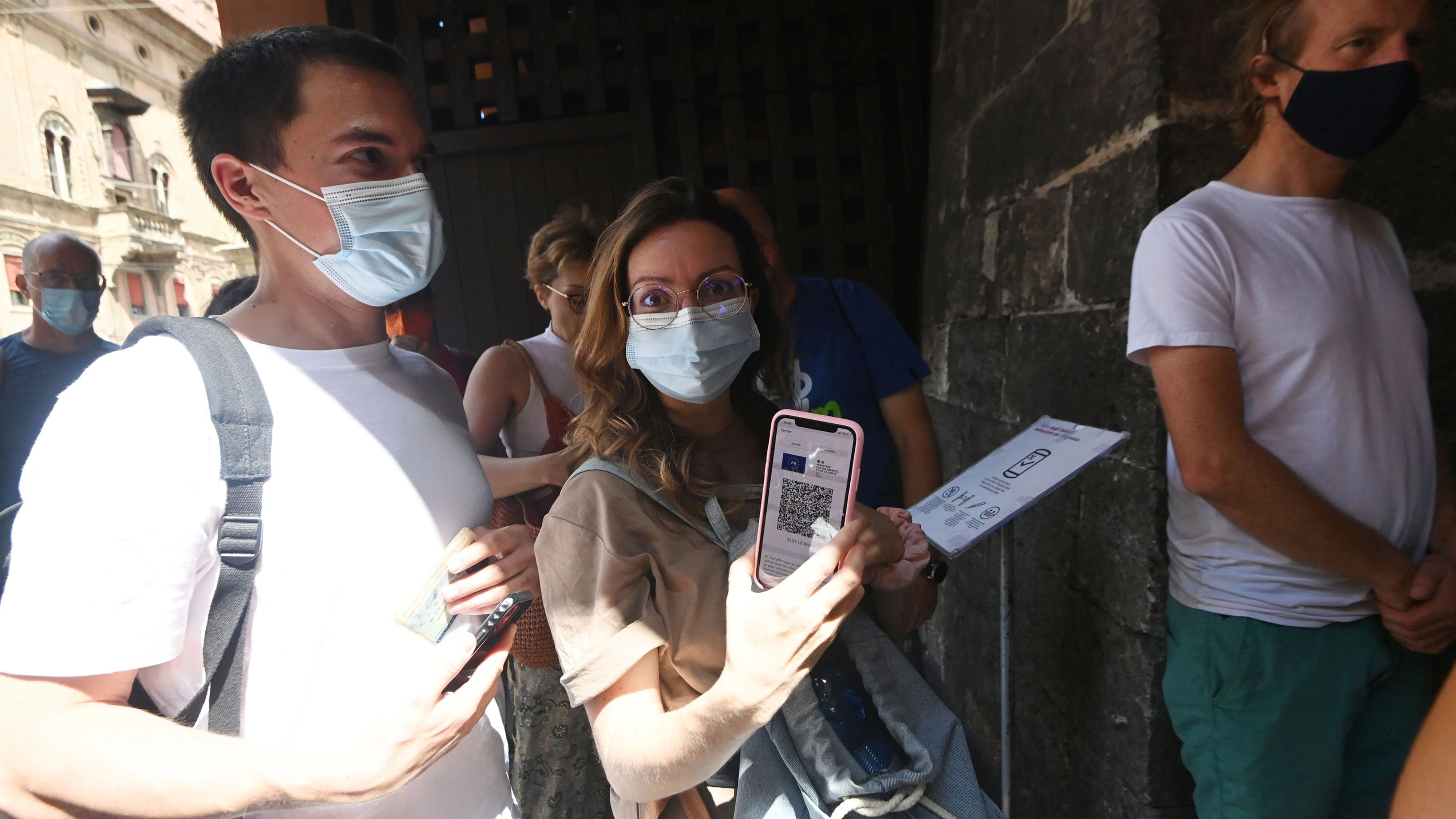 Download von www.picturedesk.com am 09.08.2021 (11:10).  (210806) -- BOLOGNA, Aug. 6, 2021 (Xinhua) -- A tourist shows her green pass before entering the Torre degli Asinelli in Bologna, Italy, on Aug. 6, 2021. The COVID Green Pass started to be mandatory to enter restaurants, cafes and other eateries in Italy from Aug. 6. It is also required to enter live shows and concerts, sports events, museums and any other cultural facility, swimming pools and fitness centers, amusement and theme parks, betting shops and bingos, and to take part in public competitions. (Photo by Gianni Schicchi/Xinhua).Xinhua News Agency / eyevine :...http://. - 20210807_PD7847 - Rechteinfo: Rights Managed (RM)