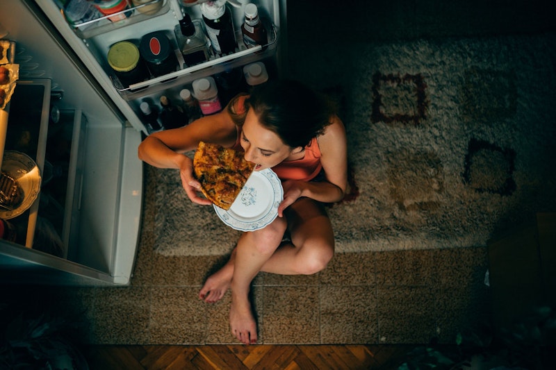 "<strong>Night-Eating</strong>" - hier leidet der Betroffene zusätzlich noch unter Schlafstörungen und plündert in der Nacht unkontrolliert und meistens unbewusst den Kühlschrank. <br>
