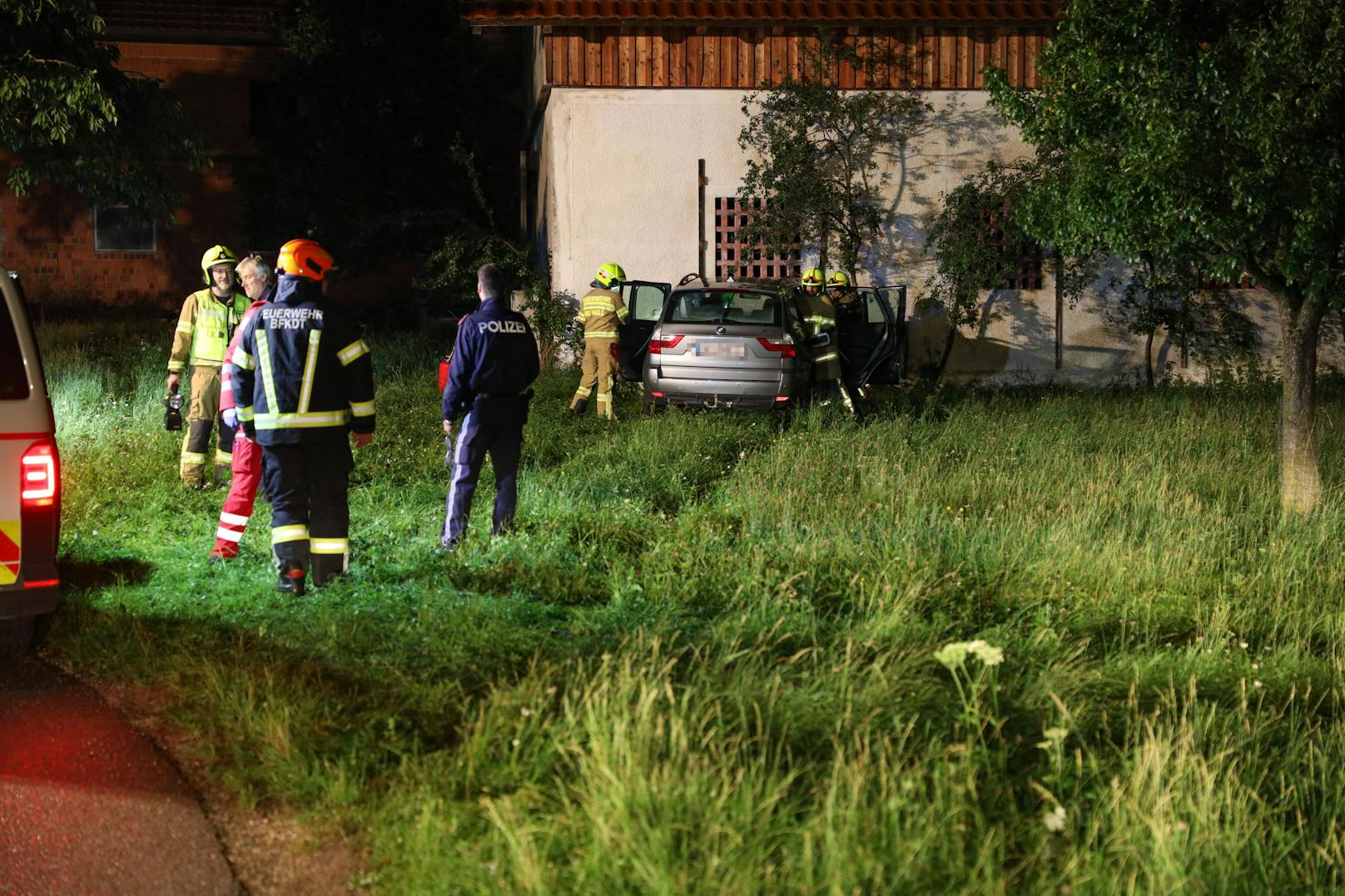 Der SUV krachte in Bad Hall gegen eine Hausmauer in der Ortschaft Hehenberg.