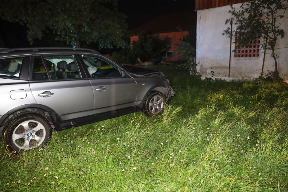 Der SUV krachte in Bad Hall gegen eine Hausmauer.