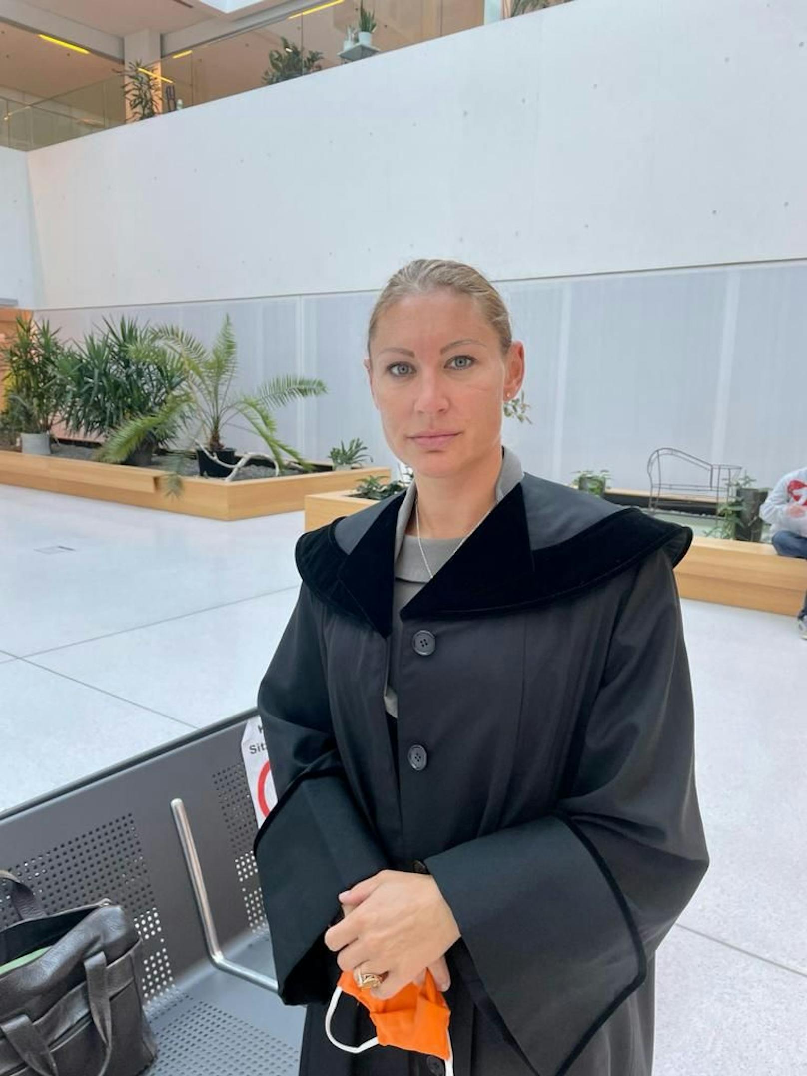 Anwältin Daniela Schiesl-Müller vertritt den Angeklagten vor Gericht.