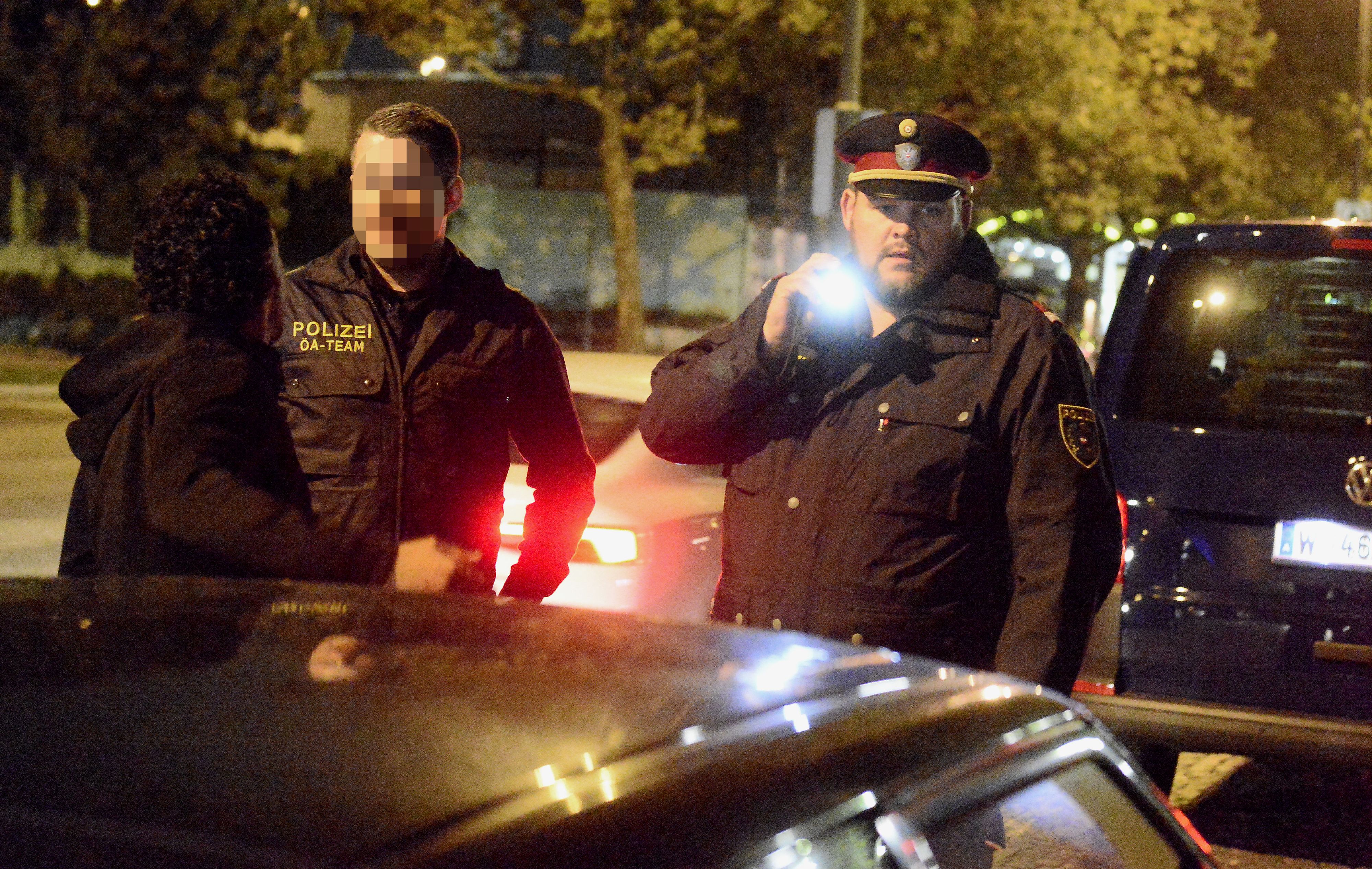 Die Polizisten zogen den Lenker aus dem Verkehr.