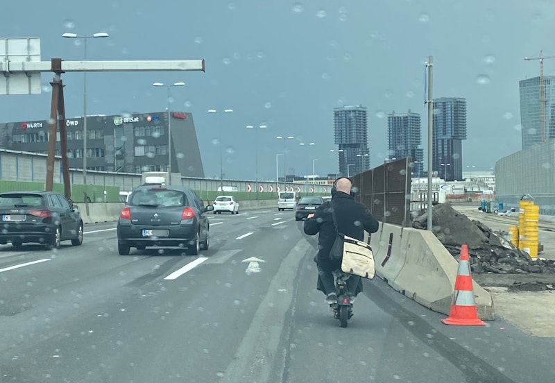 Der Mann setzte sogar zum Überholmanöver an. 