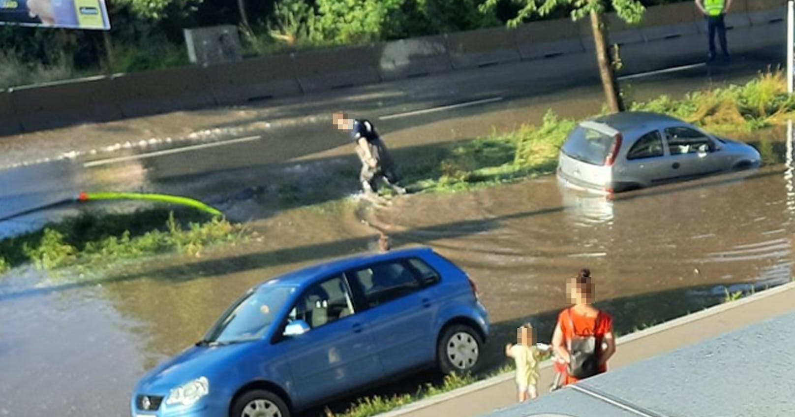 Die Breitenleer Straße war am Dienstag überflutet.