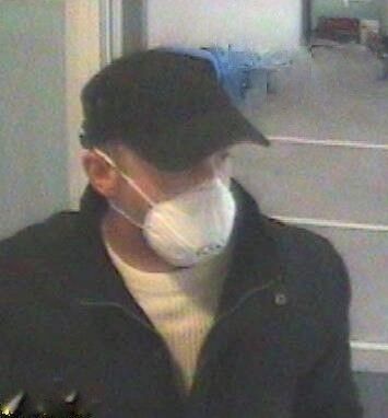 Die Wiener Polizei veröffentlichte erneut zwei Fotos der Überwachungskameras: Dieser Mann gilt als tatverdächtig.&nbsp;