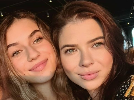 Valentina (14, links) und Mama Fernanda