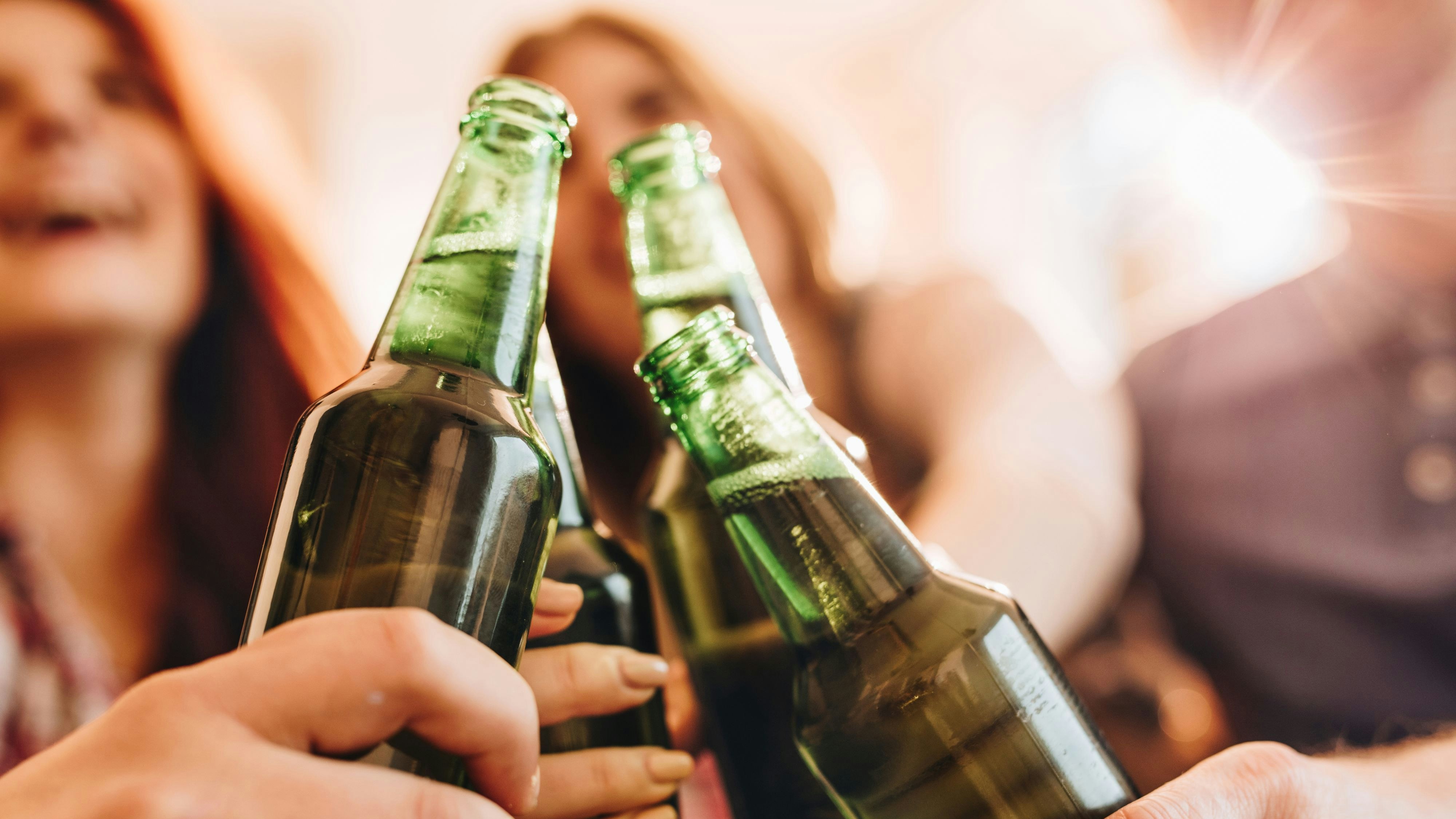 Mit einem Impfnachweis kann man sich sein Bier der Marke Murauer abholen.
