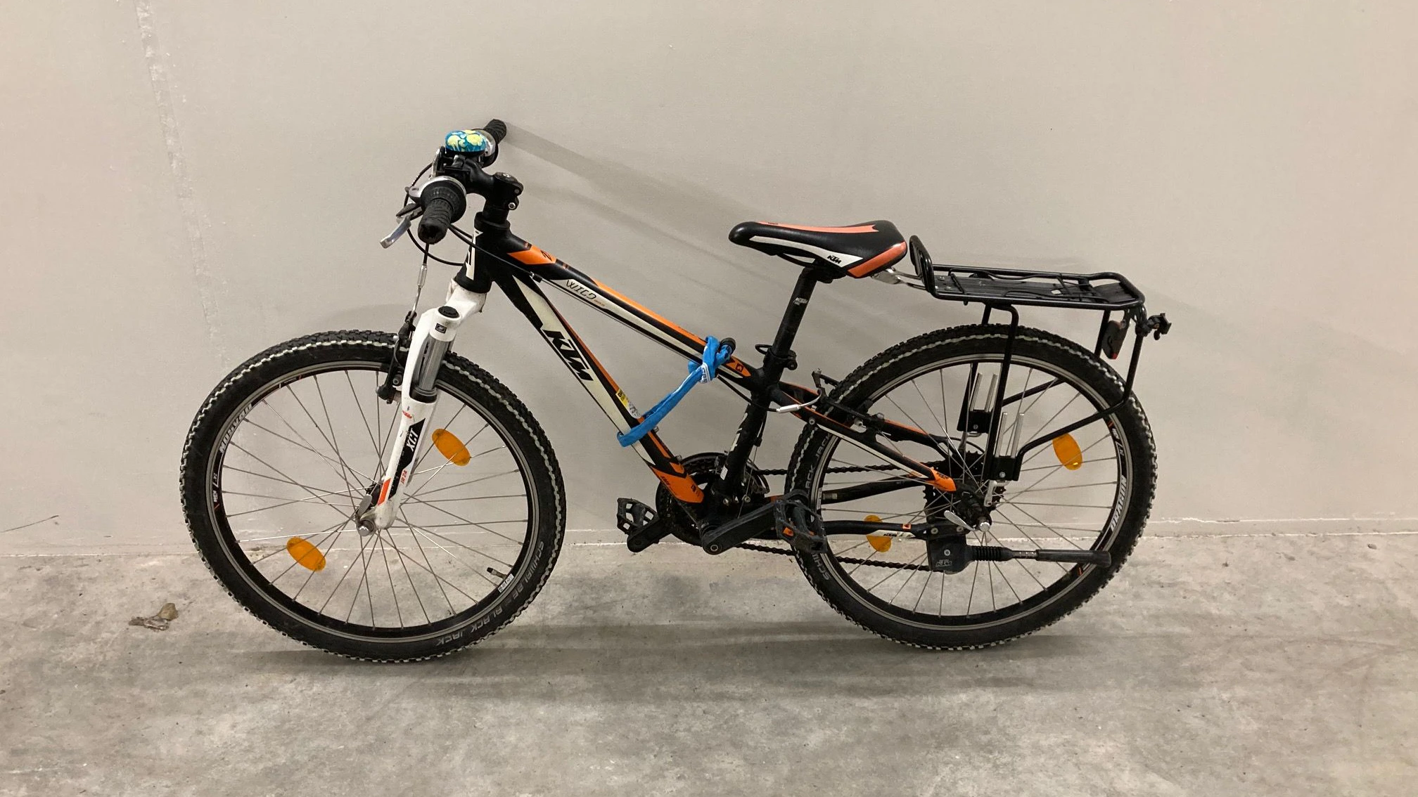 Wem gehört dieses Fahrrad der Marke KTM?