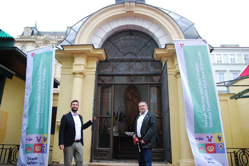 (v.l.) Markus Rumelhart, Bezirksvorsteher von Mariahilf und Marktamtsdirektor Andreas Kutheil geben Startschuss für die Generalsanierung der Johann Nepomuk-Kapelle am Naschmarkt.