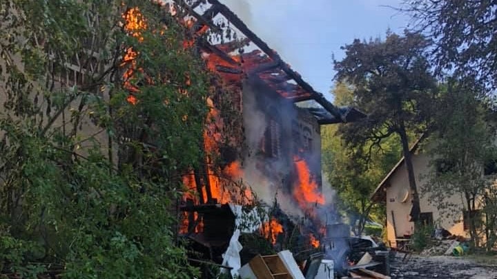 Bei dem Brand des Wirtschaftsgebäudes verendeten rund 60 Hühner.