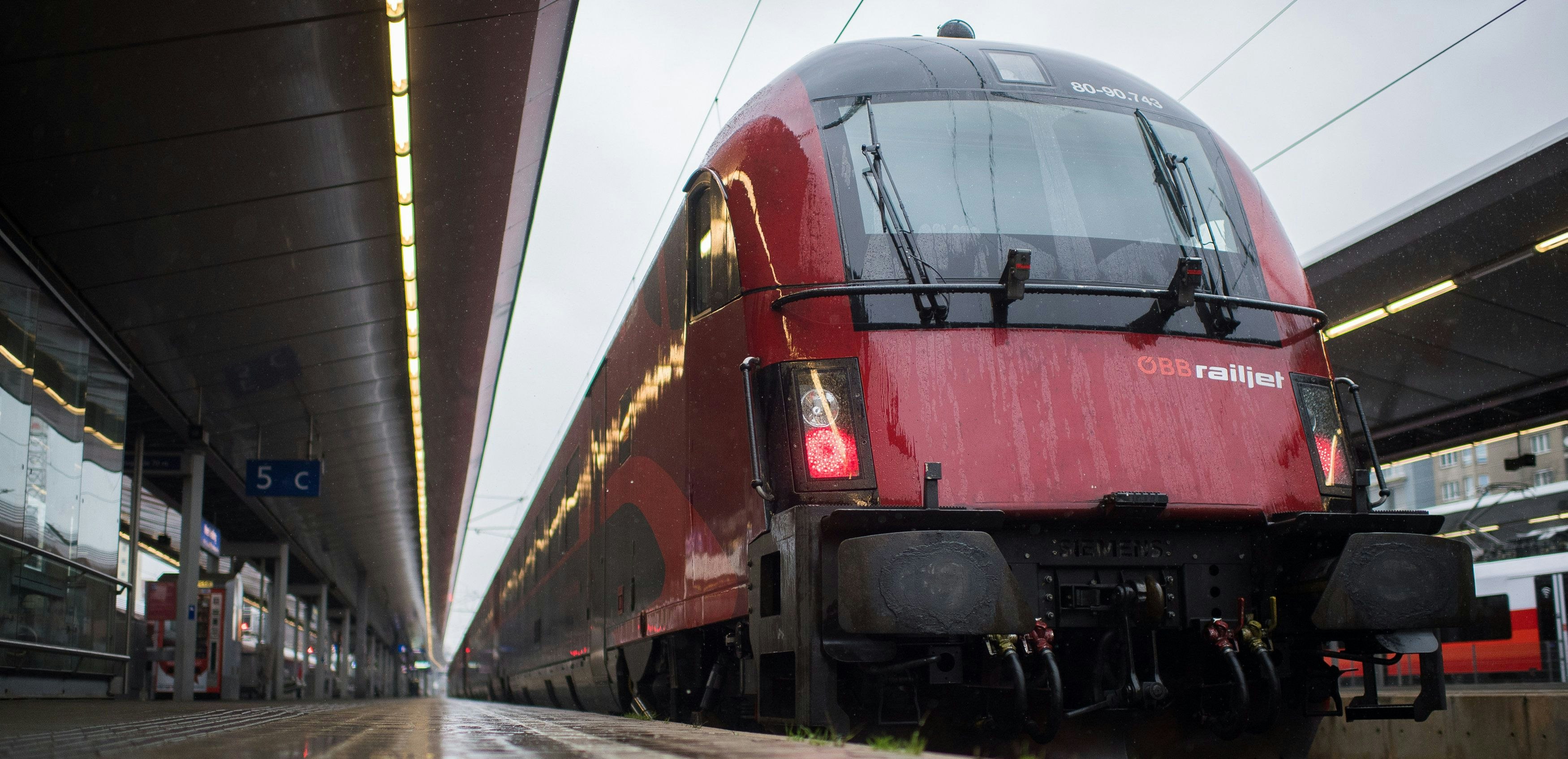 Eine Railjet Zuggarnitur der ÖBB. Archivbild