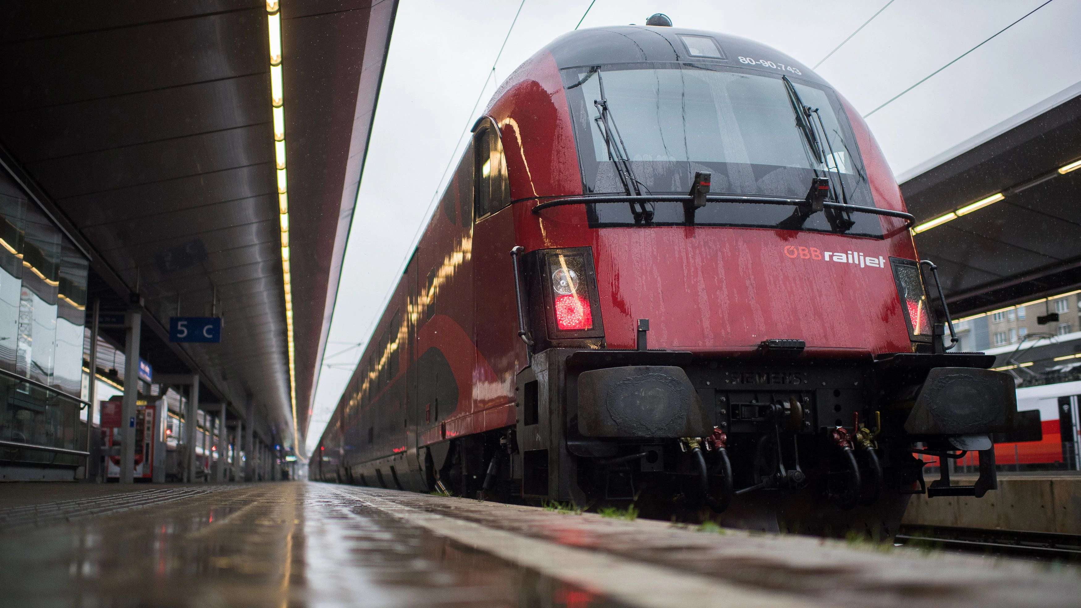 Eine Railjet Zuggarnitur der ÖBB. Archivbild