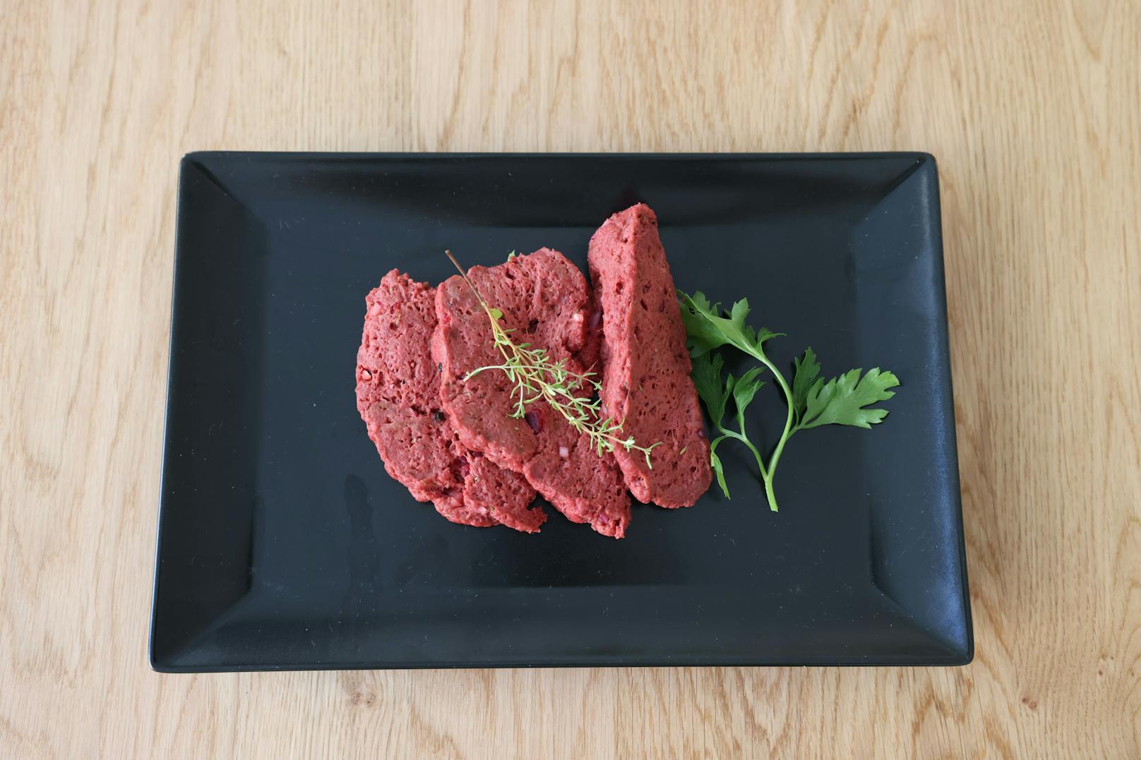 Das vegane Steak besteht aus Weizenprotein, Kichererbsen, Pilzen hergestellt und roten Rüben für die Farbe.