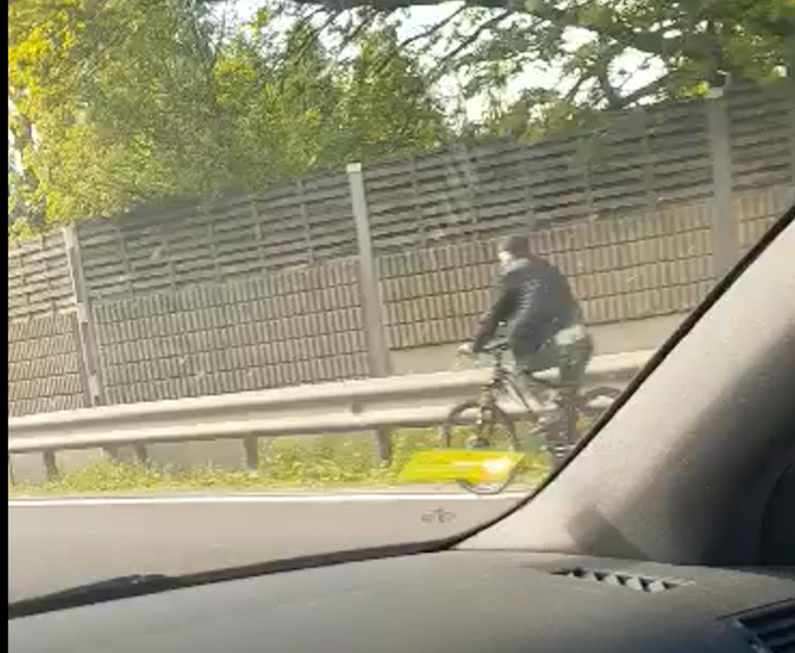 Eine Lenkerin hat den Biker auf der A7 gefilmt.