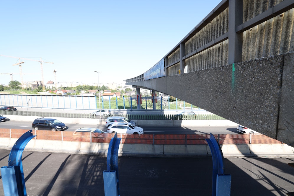 Spektakulärer Abflug für die gesperrte Ausfahrt Simmering: Am Sonntag werden die vier Steher gekappt, danach hebt ein Mega-Kran mit 84 Meter Ausleger den Brückenteil aus und legt ihn neben der Tangente ab. Dafür wird die A23 am Wochenende zeitweise in beide Richtungen gesperrt.