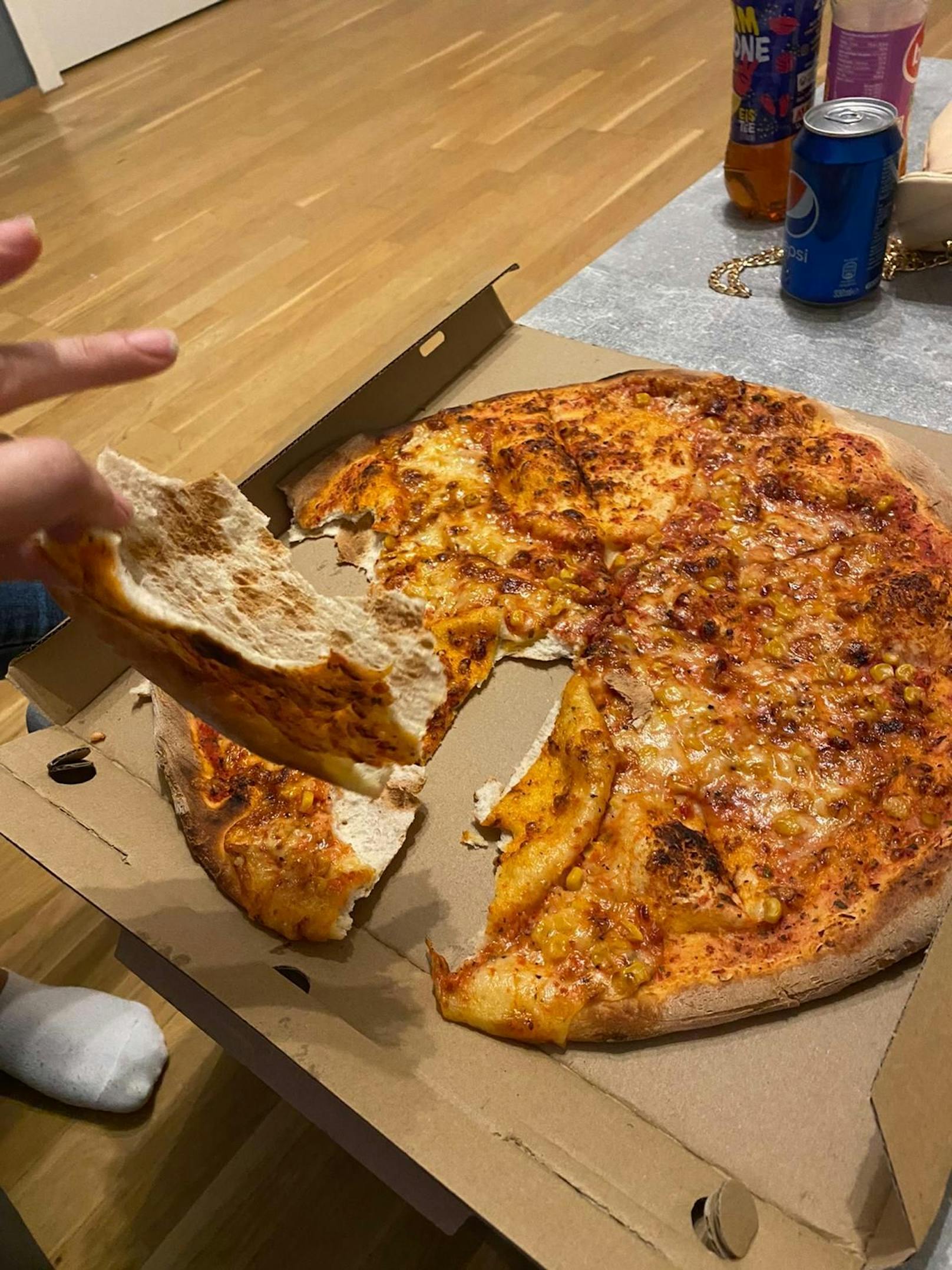 Die Pizza soll nach Pappe geschmeckt haben. 