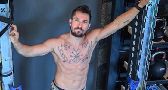 Marcel zeigt sein Hirscher-Geweih.