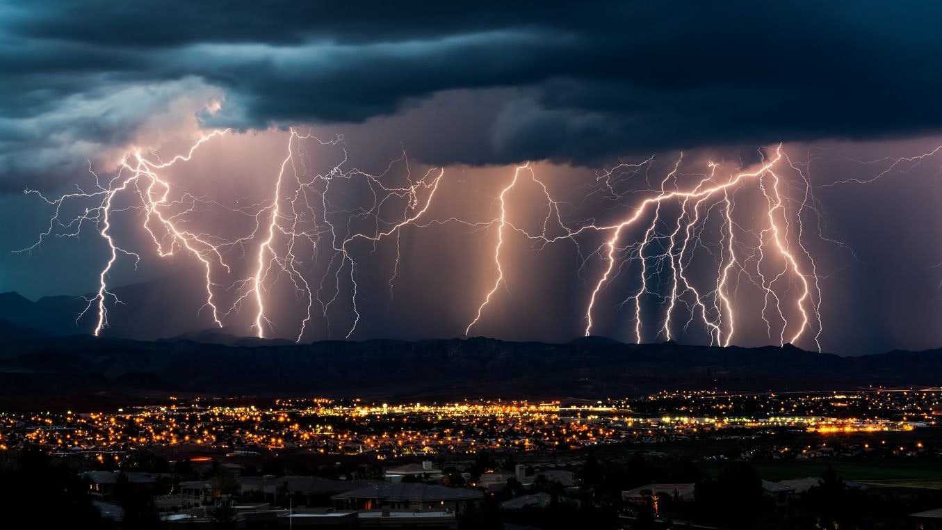 Hagel-Gewitter toben in der Nacht.