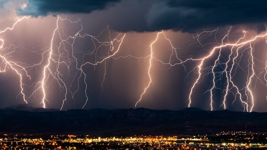 Hagel-Gewitter toben in der Nacht.