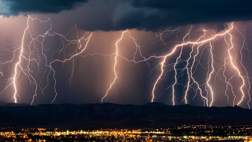 Hagel-Gewitter toben in der Nacht.