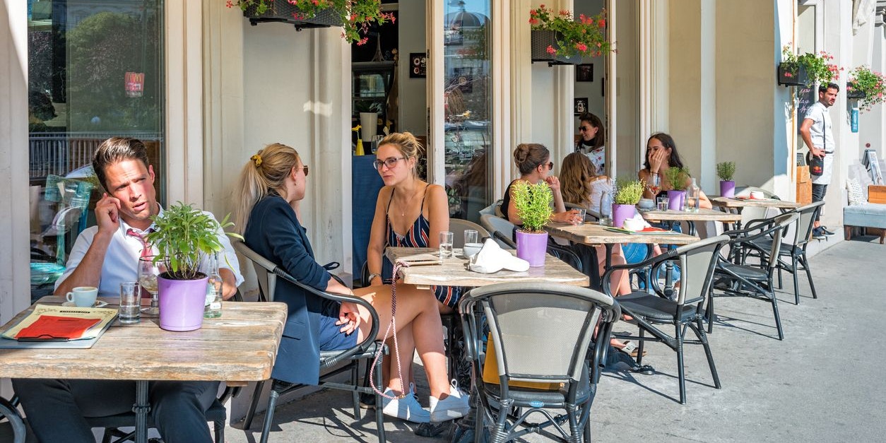 In einem Café in Salzburg bekommen nur Nichtgeimpfte Kaffee und Kuchen.