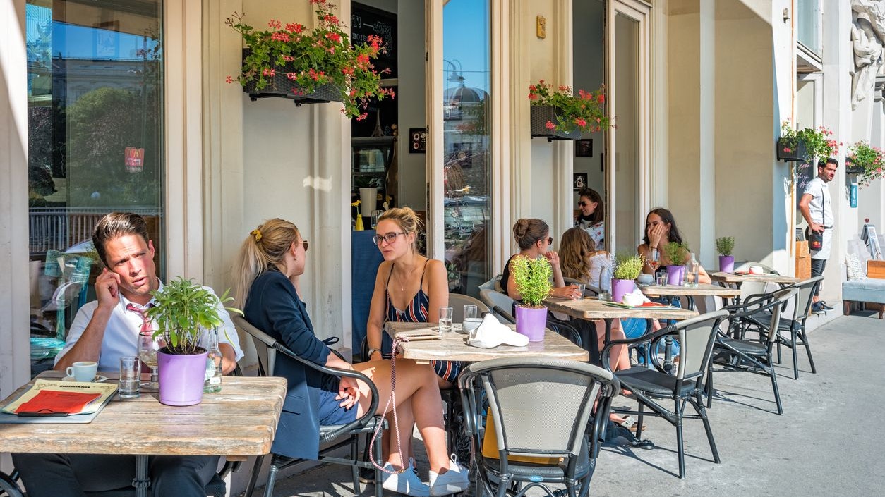 In einem Café in Salzburg bekommen nur Nichtgeimpfte Kaffee und Kuchen.