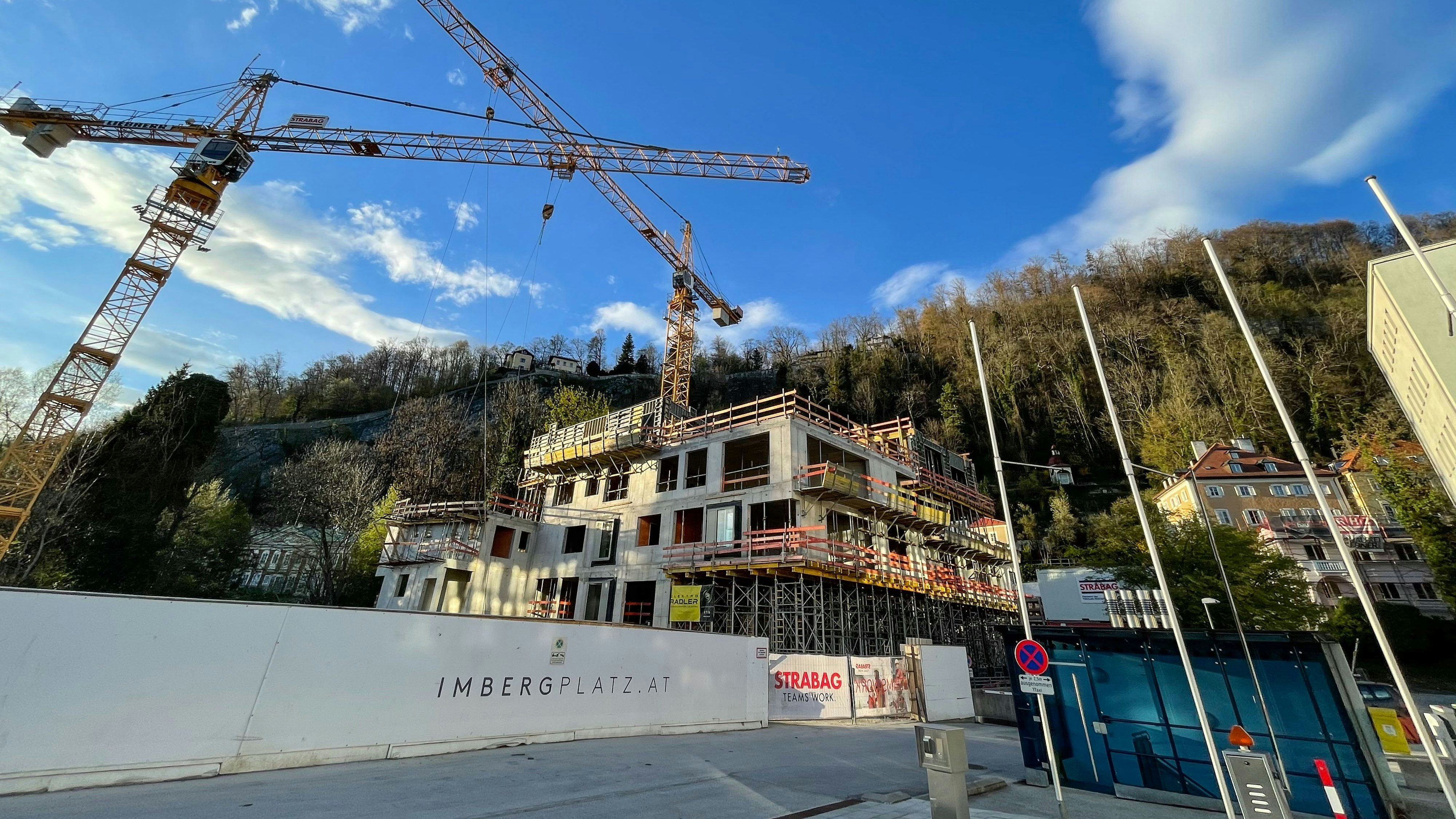 Download von www.picturedesk.com am 10.08.2021 (12:54).  Salzburg Stadt , Innenstadt, Baustelle, Bauwirtschaft, Luxuswohnungen, Wohnbau, Wohnungskosten, Imbergplatz, Baufirma Baukran, Baukosten.Foto: Franz Neumayr April 2021 - 20210411_PD15937 - Rechteinfo: Rights Managed (RM)