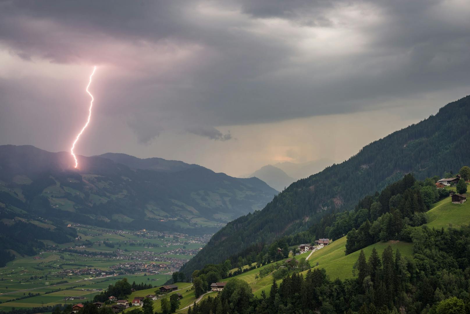 Ein Blitzschlag bei einem Gewitter in den Alpen. Symbolbild