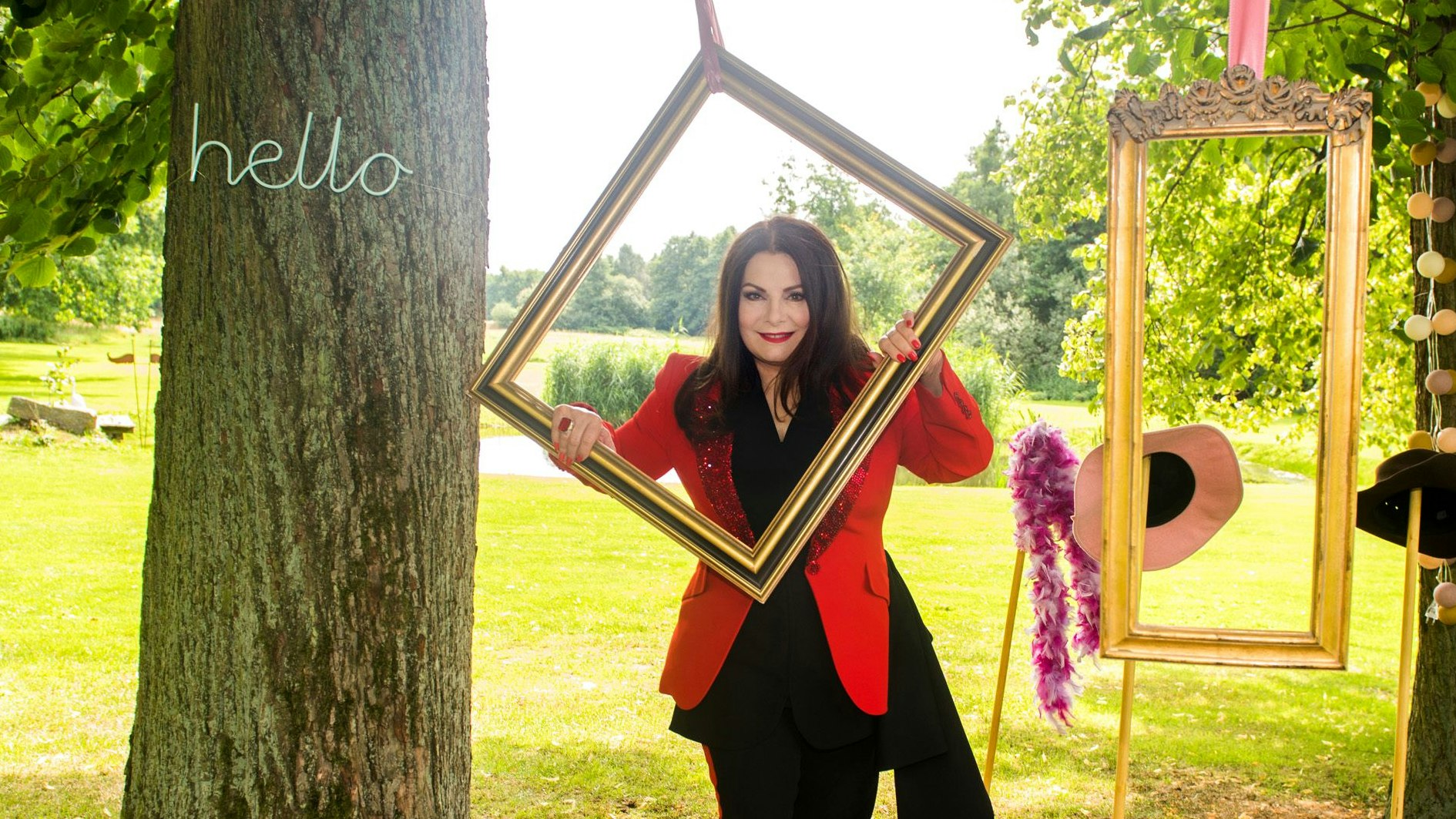 ARD ROTE ROSEN, Telenovela, 18. Staffel Grandioses Staffelfinale mit Doppelhochzeit und Stargast Marianne Rosenberg. Ein doppeltes Happy End bildet den emotionalen Schlusspunkt der aktuellen Staffel "Rote Rosen": Mona und Tatjana, die beide vom gleichen Mann in seinem Doppelleben betrogen wurden, haben ihr eigenes Glück gefunden und sind Freundinnen geworden. Ausgelassen feiern sie auf Gut Flickenschild ihre Doppel-Hochzeit - Mona mit Jens und Tatjana mit Paul. Die größte Überraschung steht ihnen in Folge 3434 noch bevor. Mona ist überwältigt, dass ihr größter Wunsch in Erfüllung geht: Stargast des Abends in keine Geringere als Marianne Rosenberg, die alle mit ihrem neuen Song "Im Namen der Liebe" verzaubert. Stargast Marianne Rosenberg lässt sich fürs Hochzeitsalbum fotografieren. (Siehe ausführliche Pressemeldung von heute 09.08.21). © ARD/Nicole Manthey, honorarfrei - Verwendung gemäß der AGB im engen inhaltlichen, redaktionellen Zusammenhang mit genannter ARD-Sendung bei Nennung "Bild: ARD/Nicole Manthey" (S2+). ARD-Programmdirektion/Bildredaktion, bildredaktion@DasErste.de