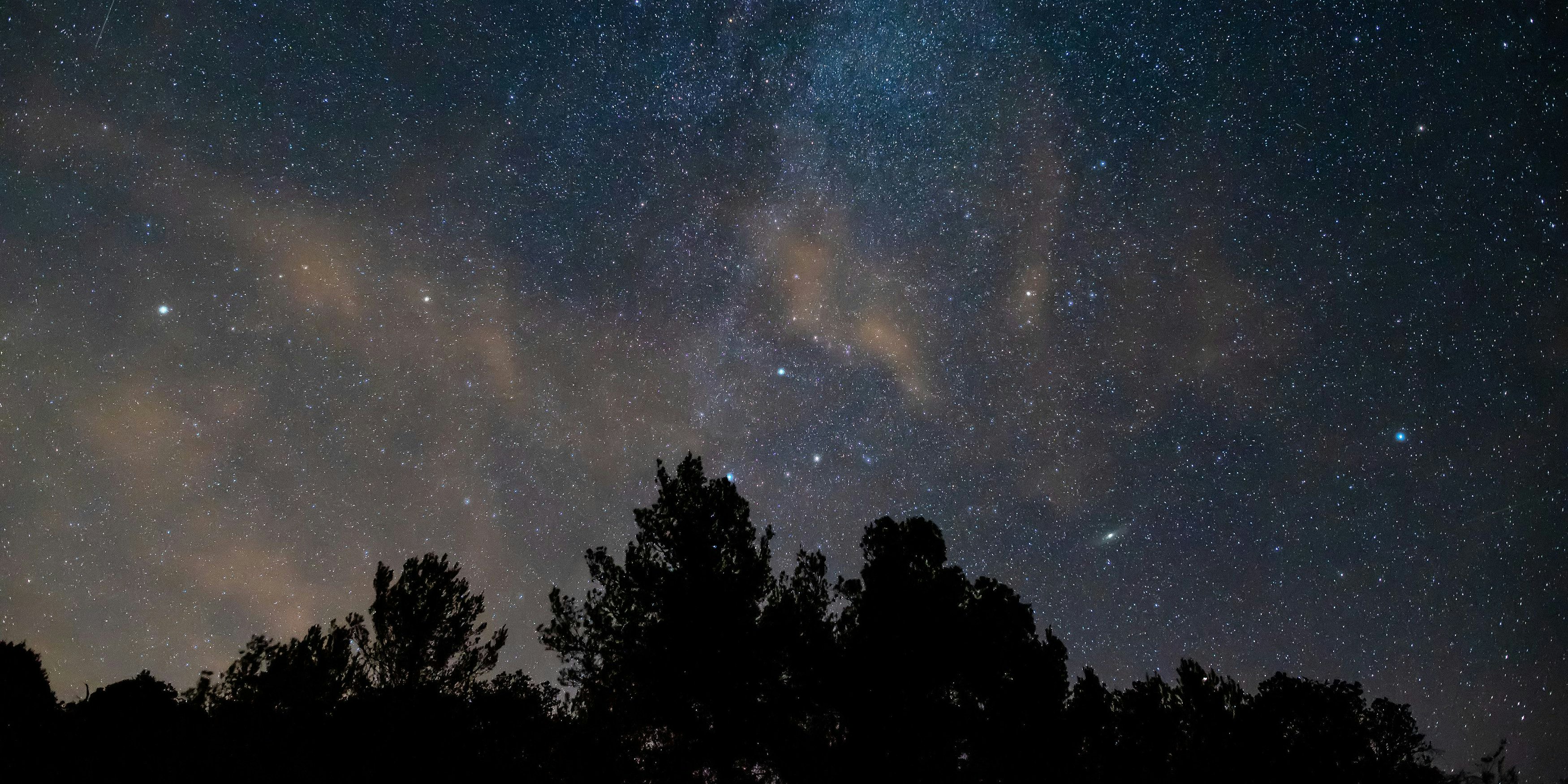 Download von www.picturedesk.com am 10.08.2021 (12:20).  13.08.2020, Pula, CRO, Perseiden Meteorstrom, Die Perseiden sind ein jährlich in der ersten Augusthälfte wiederkehrender Meteorstrom, der in den Tagen um den 12. August ein deutliches Maximum an Sternschnuppen aufweist. Oft erreichen sie als sogenannte Feuerkugeln sogar die Helligkeit der Venus, im Bild Perseid meteor shower activity on the sky above village Rakalj in Istria // Perseid meteor shower activity on the sky. The Perseids are a meteor shower that recurs annually in the first half of August and has a clear maximum of falling stars in the days around August 12th. As so-called fireballs, they often even reach the brightness of Venus Pula, Croatia on 2020/08/13. EXPA Pictures © 2020, PhotoCredit: EXPA/ Pixsell/ Srecko Niketic *****ATTENTION - for AUT, SLO, SUI, SWE, ITA, FRA only***** - 20200813_PD8291 - Rechteinfo: Rights Managed (RM)