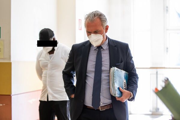 Der Angeklagte mit Anwalt Normann Hofstätter