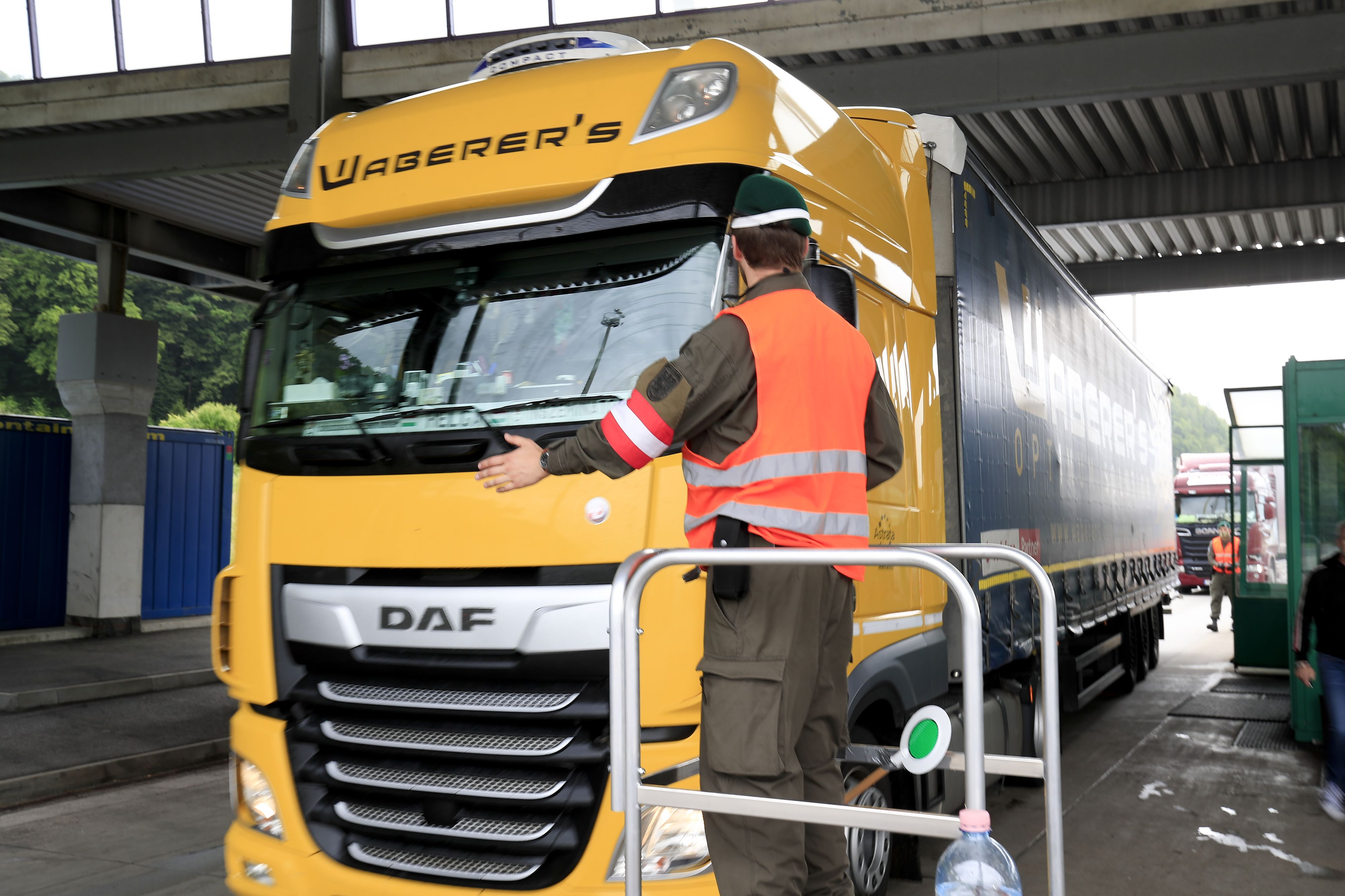 Ein Soldat kontrolliert einen Lkw-Fahrer bei der Einreise nach Österreich am Grenzübergang bei Spielfeld. Archivbild, Juni 2020.