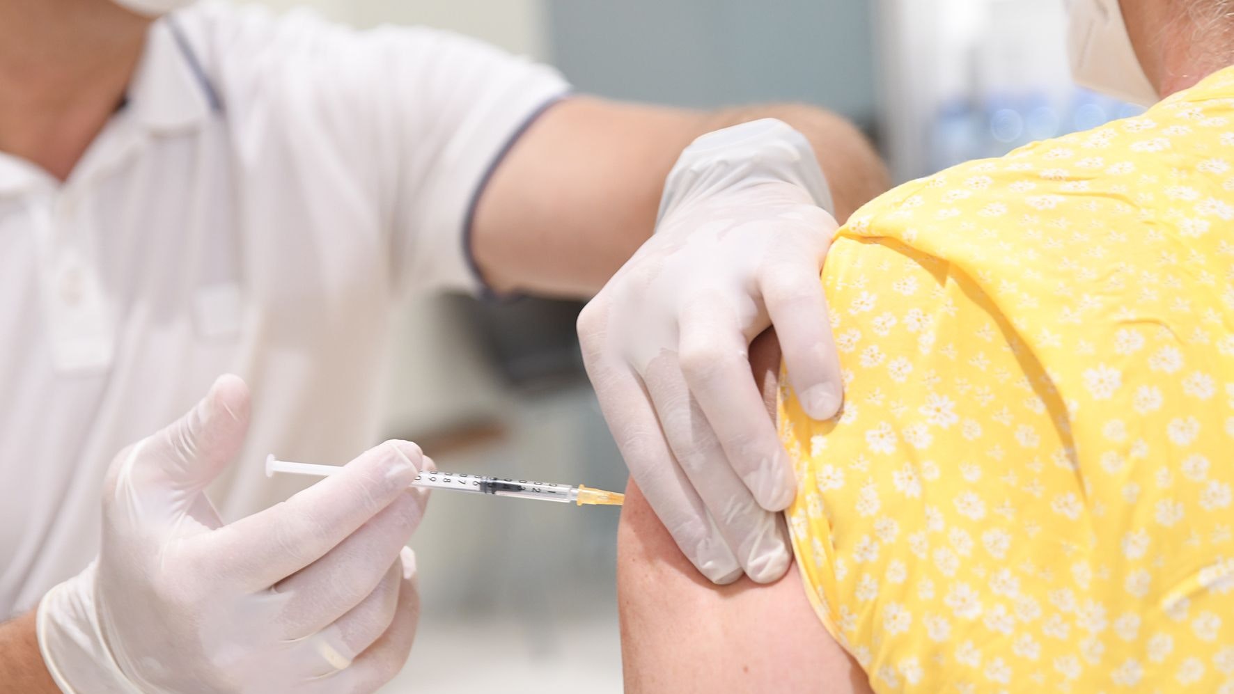 Download von www.picturedesk.com am 10.08.2021 (08:35).  28.07.2021, AUT, Fototermin, Themenbild, im Bild Arzt gibt Spritze in Oberarm, kostenlose Corona Impfung, Covid-19, PhotoCredit Johanna Schlosser - 20210709_PD17288 - Rechteinfo: Rights Managed (RM) Nur für redaktionelle Nutzung!