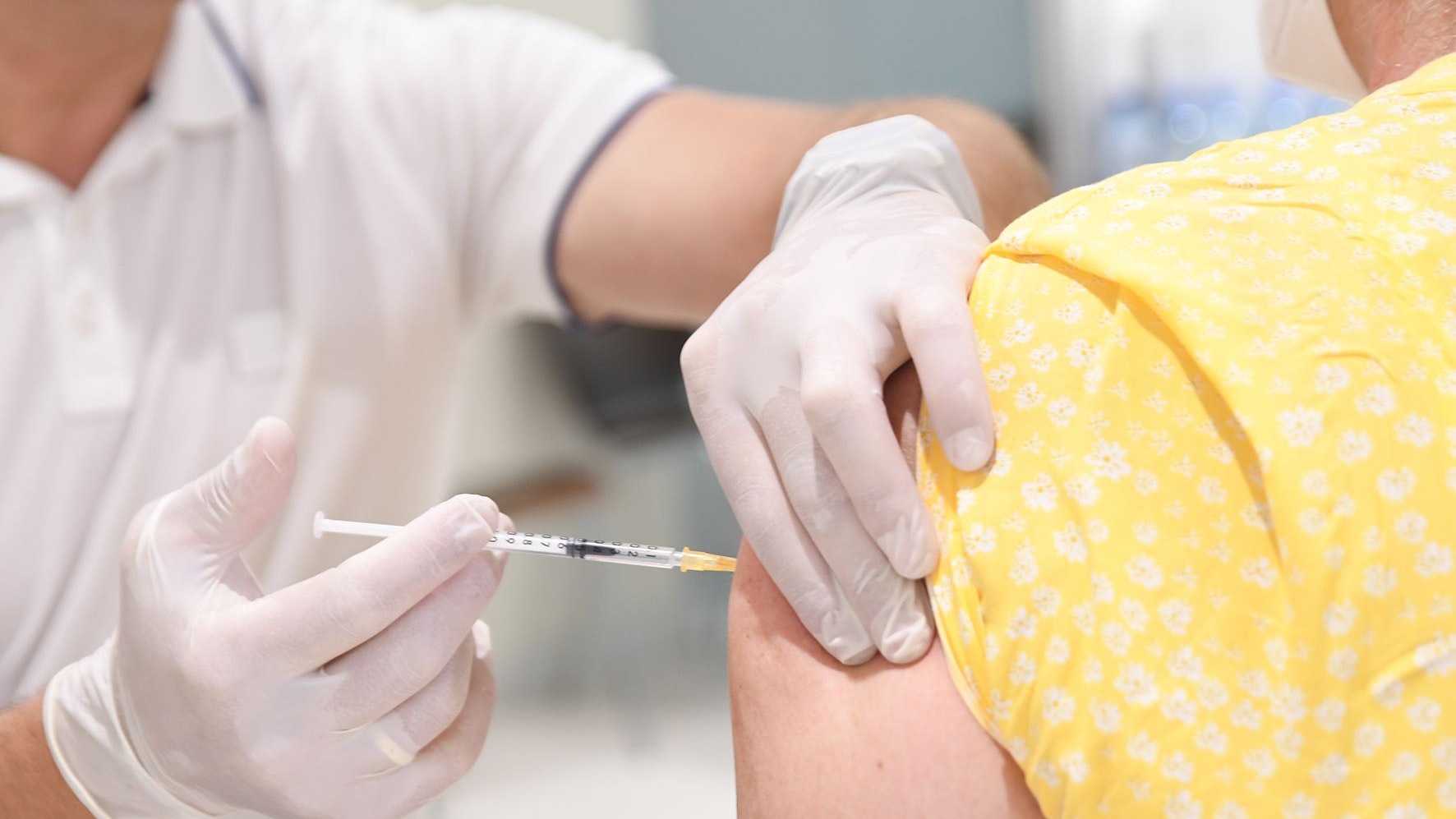 Download von www.picturedesk.com am 10.08.2021 (08:35).  28.07.2021, AUT, Fototermin, Themenbild, im Bild Arzt gibt Spritze in Oberarm, kostenlose Corona Impfung, Covid-19, PhotoCredit Johanna Schlosser - 20210709_PD17288 - Rechteinfo: Rights Managed (RM) Nur für redaktionelle Nutzung!