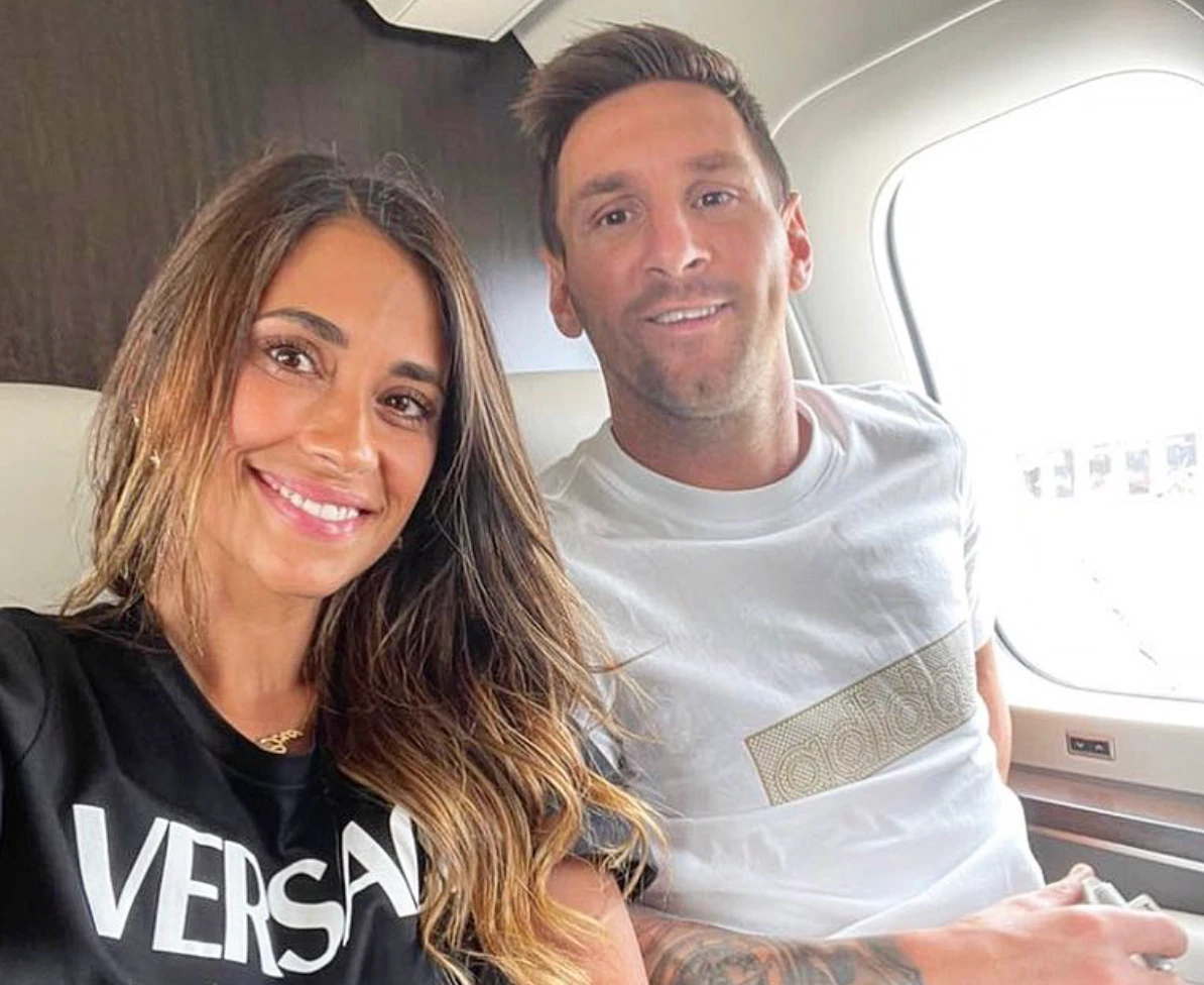 Antonela Roccuzzo zeigt sich und ihren Leo Messi im Flieger nach Paris.
