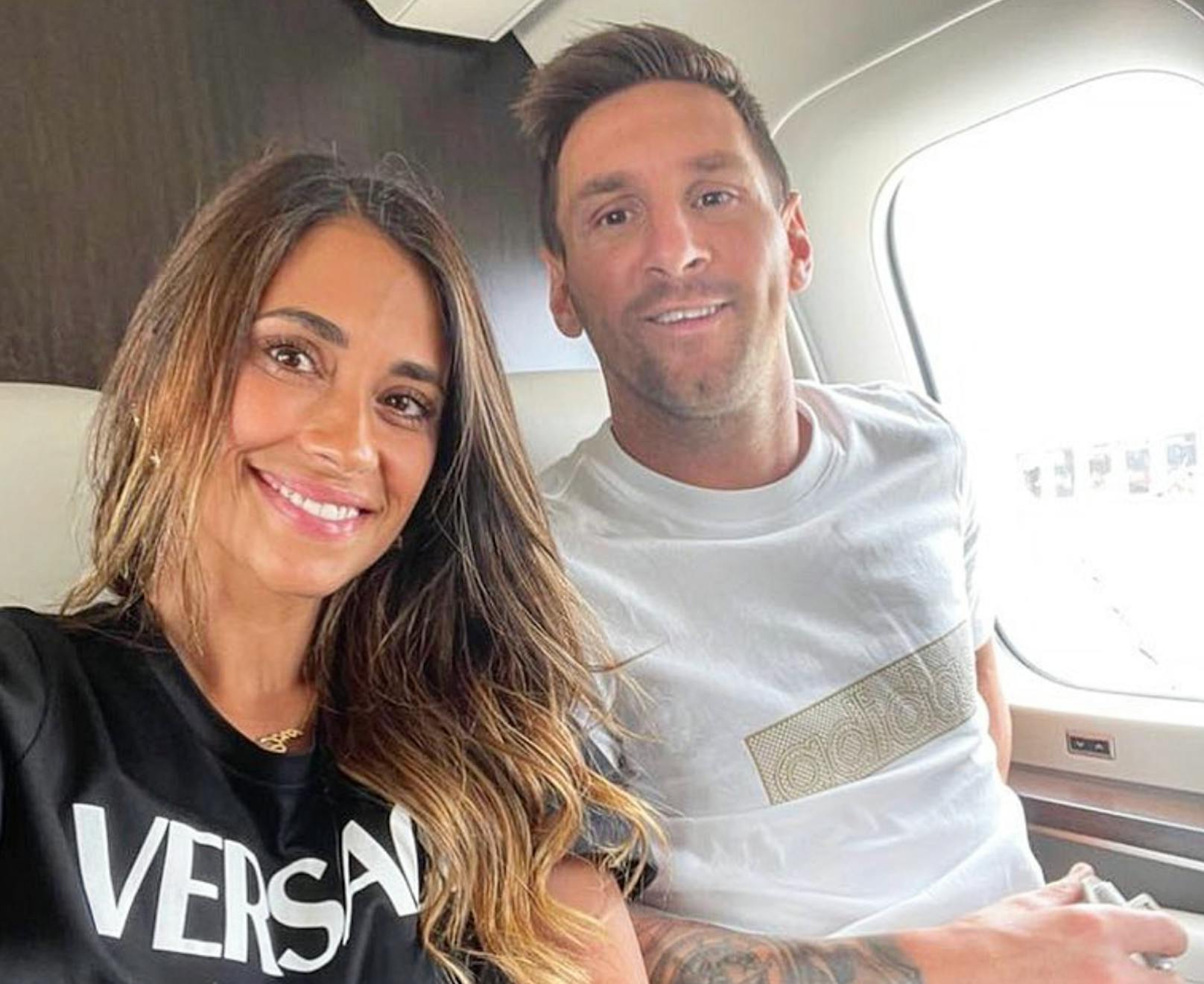 Antonela Roccuzzo zeigt sich und ihren Leo Messi im Flieger nach Paris.